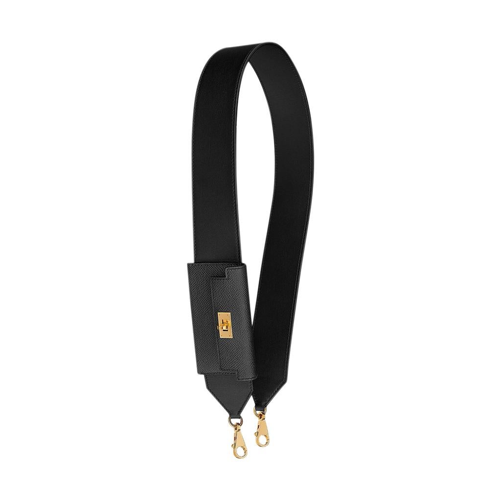 Mightychic offers an Hermes Kelly Pocket Bag Strap PM featured in Black.
The Hermes shoulder strap has a card holder with a Kelly turn key clasp.
Gold hardware.
Strap is Swift leather and card case is Epsom leather.
Comes with sleeper and signature
