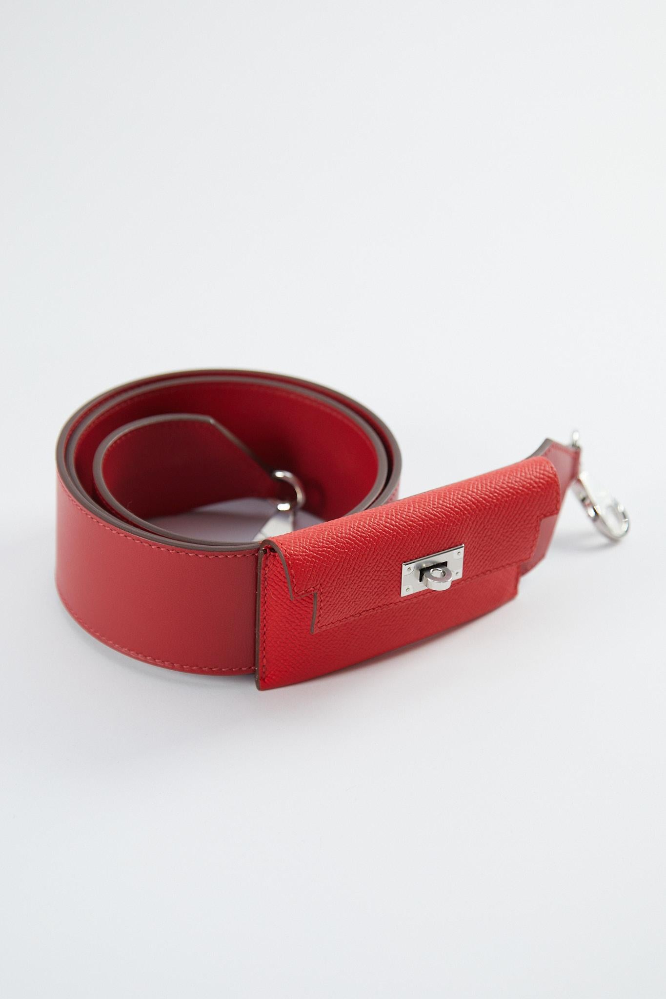 Hermès Kelly Pocket Strap 105cm en Rouge Casaque & Tomate

Cuir Epsom et Swift avec matériel Palladium

Y Timbre / Pas de reçu 

La sangle de 105 cm est la plus longue et permet à la plupart des gens de porter le sac de manière transversale ou à