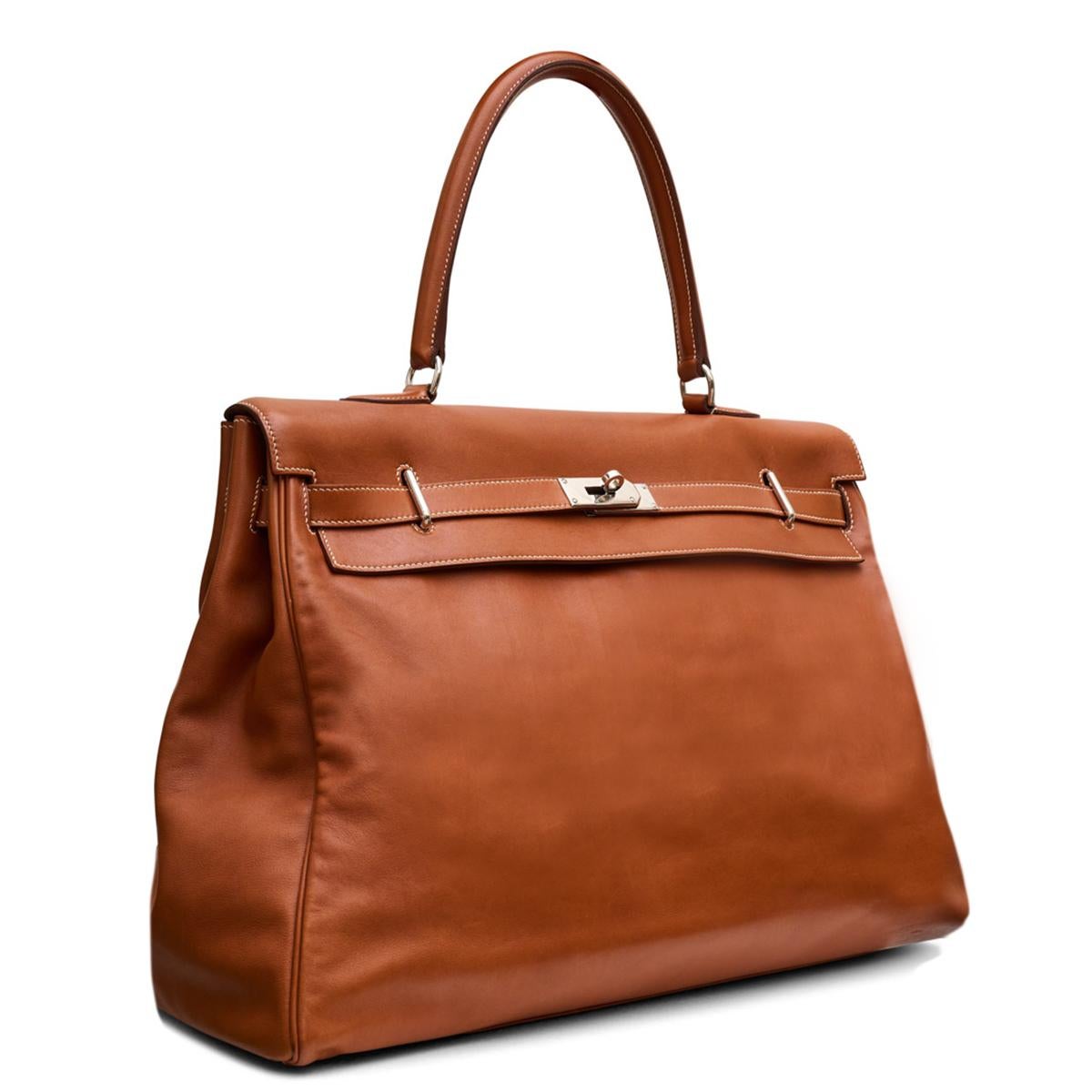 - Fauvre / Tan
- Pelle Sikkim
- Hardware in palladio
- Maniglia superiore arrotolata
- Interni in pelle opaca
- Tasche interne
- Viene fornito con clochette, lucchetto e chiave
- Timbro O Square, anno 2011
- Comes with dustbag
- Condizioni: Molto