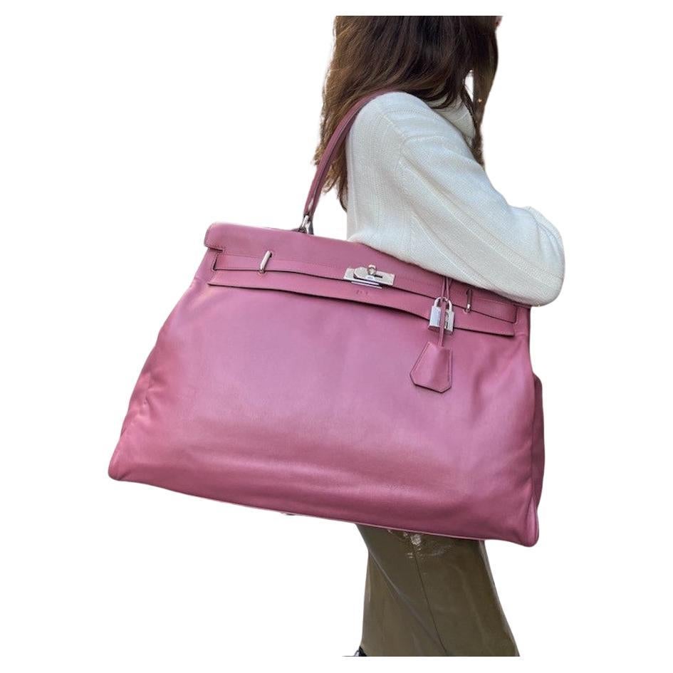 HERMES Kelly Relax 50 bag
This large HERMES Kelly Relax bag is in pink swift leather. The hardware is in silver metal.
It has its zipper, clochette, key (2) and padlock.
Worn on the shoulder.
It bears the initials B.L.
Dimensions: 50 x 34 x