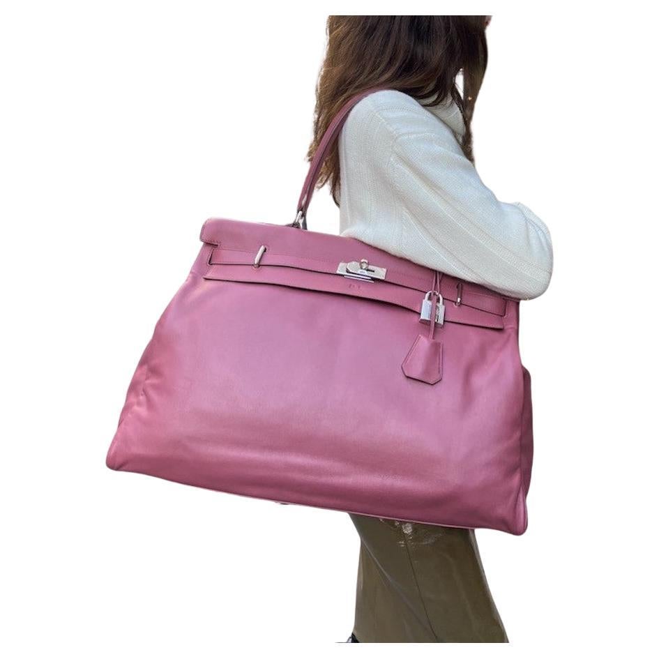 HERMES Sac Kelly Relax 50
Ce grand sac HERMES Kelly Relax est en cuir swift rose. La quincaillerie est en métal argenté.
Il est muni d'une fermeture éclair, d'une clochette, d'une clé (2) et d'un cadenas.
Porté à l'épaule.
Il porte les initiales