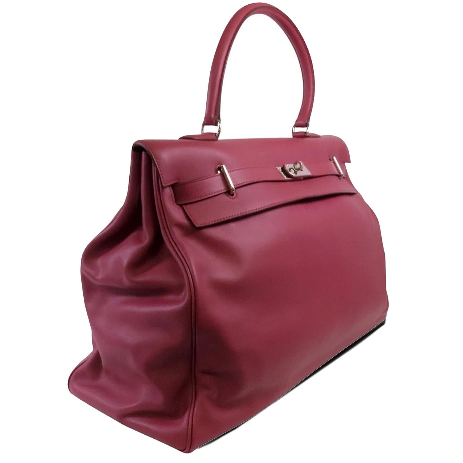 - Rouge rubis
- Cuir Swift
- Quincaillerie en palladium
- Poignée supérieure roulée
- Fermeture à rabat sur le devant
- Intérieur en cuir mat
- Poches intérieures
- Livré avec une clochette, un cadenas et une clé
- Timbre P Square, année 2012
-