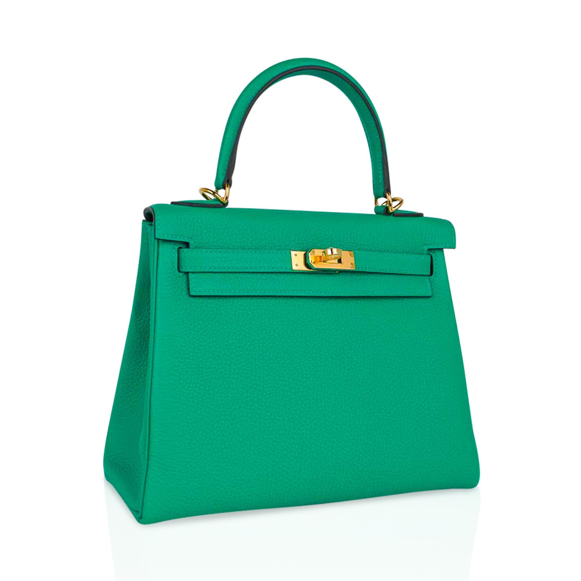 Hermes Kelly Retourne 25 Bag Menthe Togo Gold Hardware New w/Box For Sale  at 1stDibs