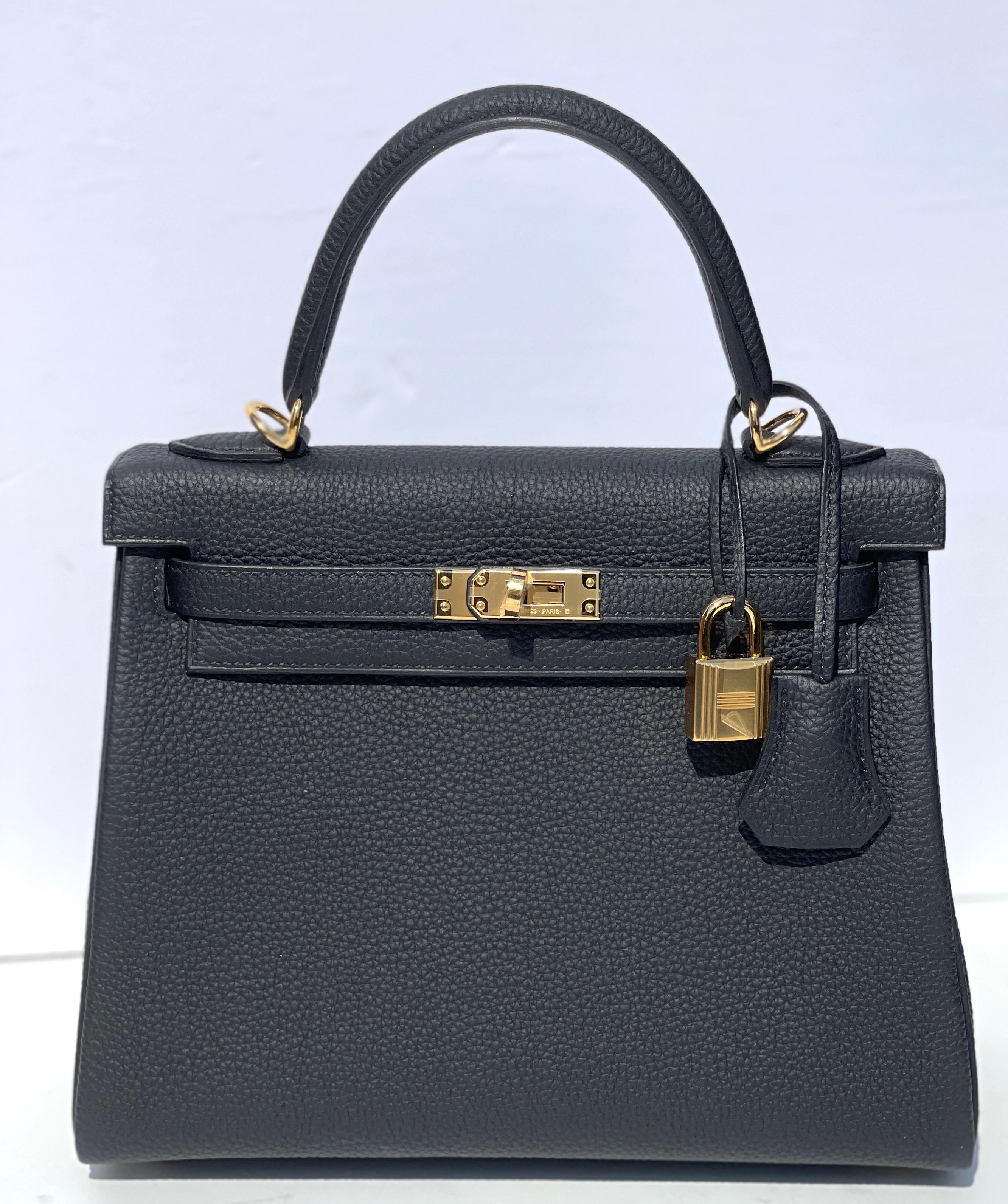 Hermes Kelly Bag 25cm
Black Togo
Gold Hardware
Z stamp
2021  Z 
Tonal Stitching
Hermes engraved pull
Lined in Chevre
You cant go wrong with this! Black with Gold fabulous!
Accompanied by: Hermes box, Hermes dustbag, clochette, lock, two keys,