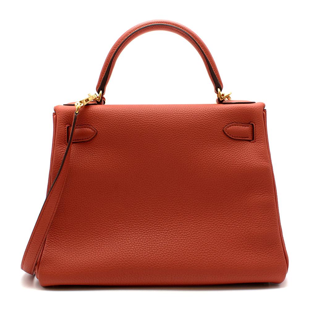 Hermès Kelly Retourné 28 in Rosy Togo Leather with Gold Hardware. 
2016

Includes Clochette, Detachable Strap, Dust Bag, and Lock and Keys
Size: 28 

The colour of the bag is an exact reflection of the images. The colour is a Rosy pumpkin colour.