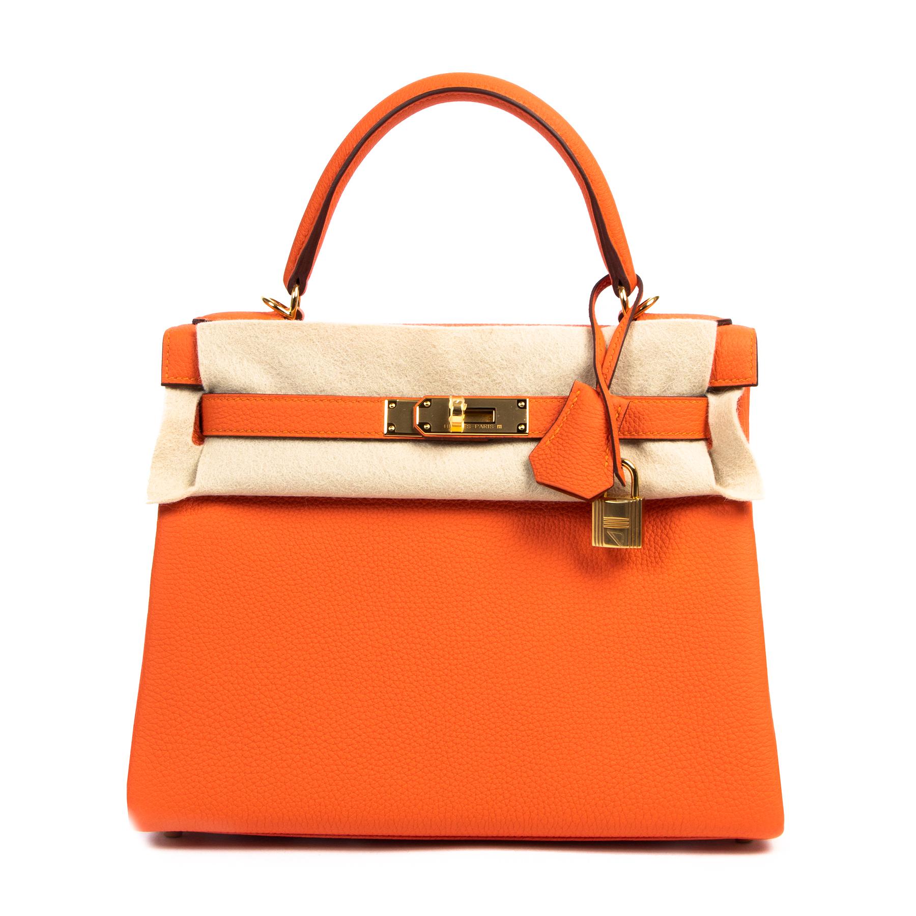 BRAND NEW

Hermès Kelly Retourne 28 Togo Feu GHW

The perfect bag for the woman who knows her classics but isn't afraid to make a statement: this brand new and store-fresh Hermès Kelly Retourne 28 Togo Feu GHW has everything you've ever looked for