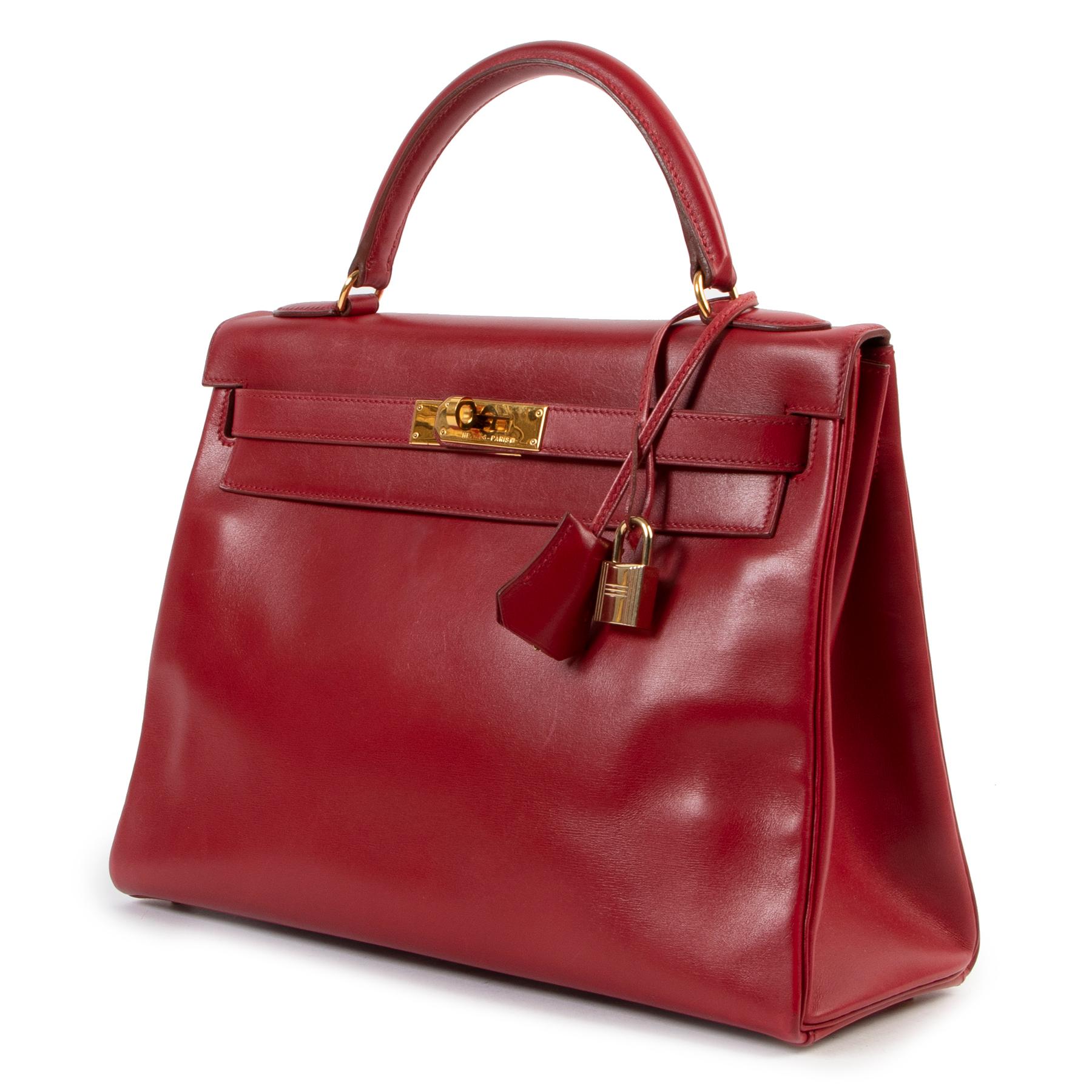 Hermès Kelly Retourne 32 Smooth Red Veau Tadelakt Calfskin GHW

Elegance at it's best! 

This Hermès Kelly bag is beyond gorgeous. The smooth red leather is energetic yet elegant and makes this Hermès Kelly a real showstopper.

The Kelly bag is