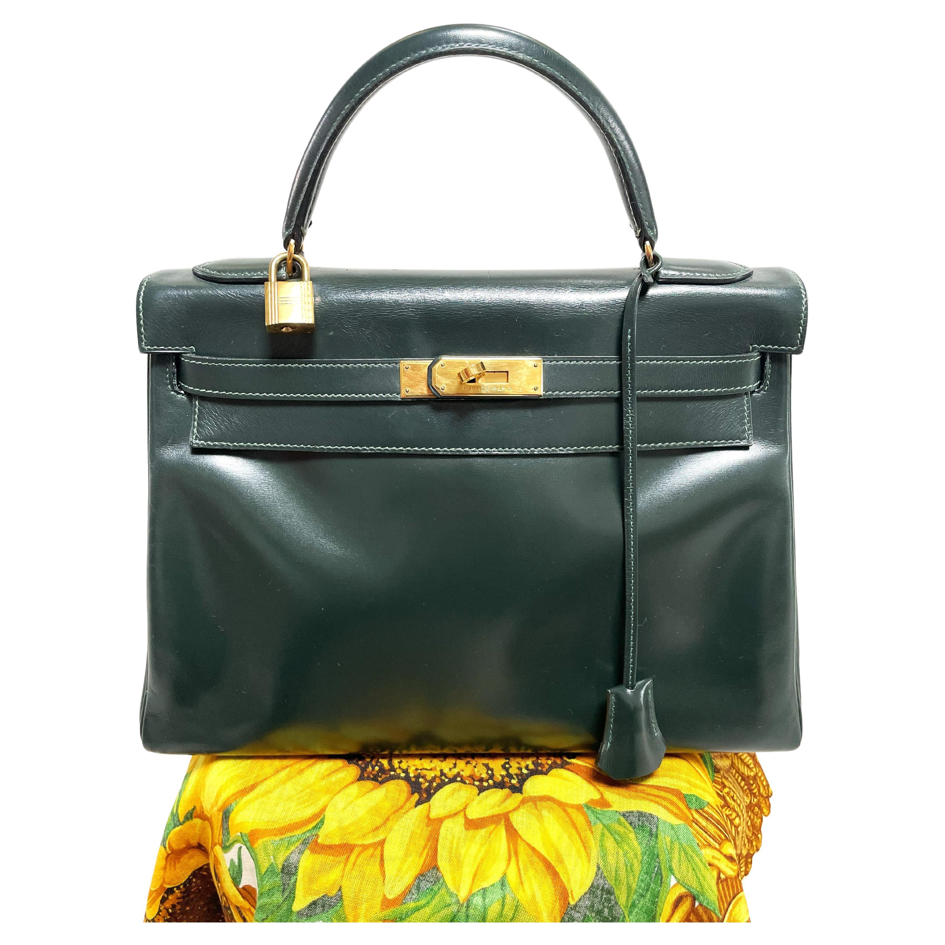 HERMÉS KELLY BAG, (Made in France)  Retourne, 32 cm, Boxcalf ,  Swift vert anglai, S in circel = 1989, gold hardware, coms with original dustbag from this time. 

Dimensions
Hight  22 cm - W  32 cm - D 12 cm 

Features
- Beautiful green box leather