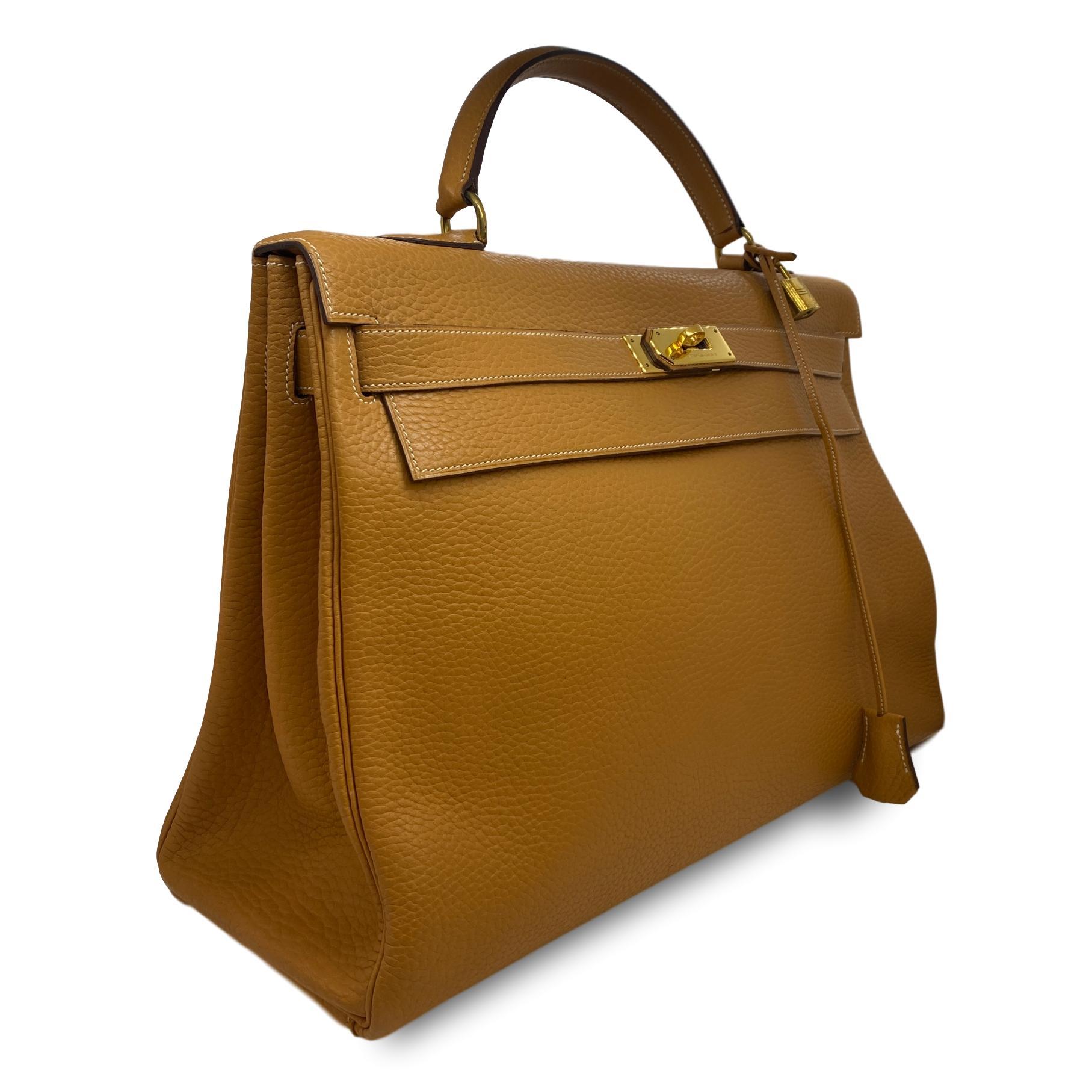 Hermès Kelly Retourne Handbag Gold Fjord Leather with Gold Hardware 40, dated 1985. Hand crafted in France from premium fjord leather with adorning gold plated hardware. Fjord leather, which is still used by the iconic Fashion house today is well