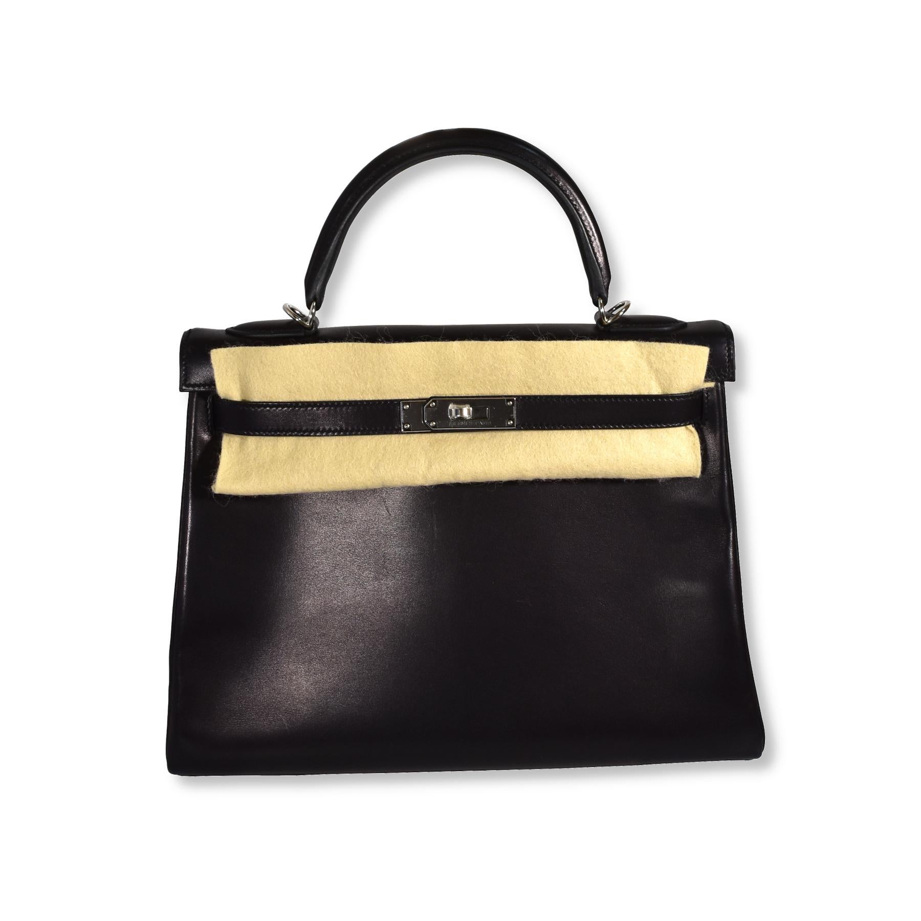 Designer: Hermes
Collection: Kelly 
Color: Black
Material: Leather 