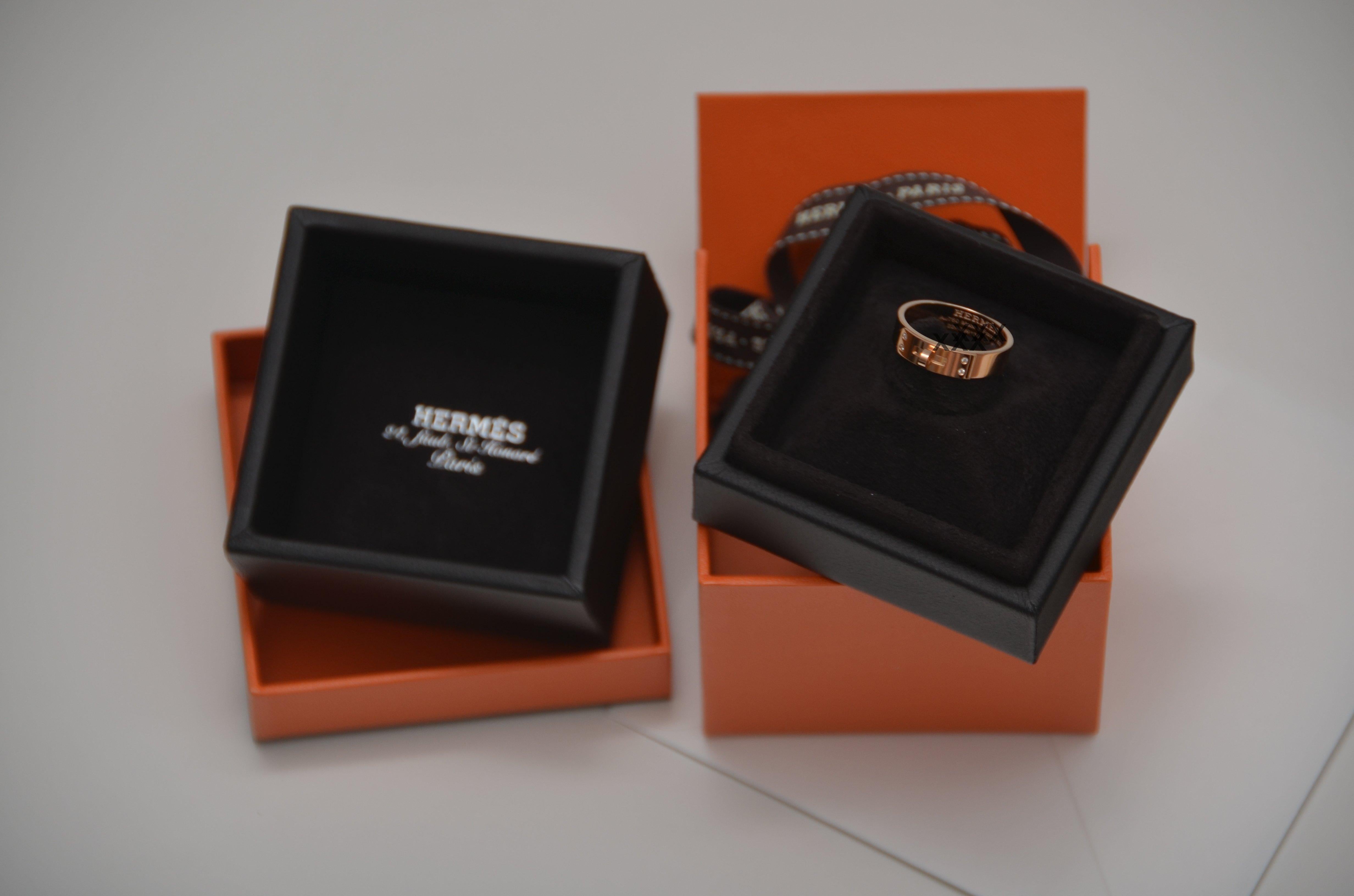 Hermes Kelly Ring kleines Modell 18K Rose Gold Größe 058   NEU für Damen oder Herren im Angebot