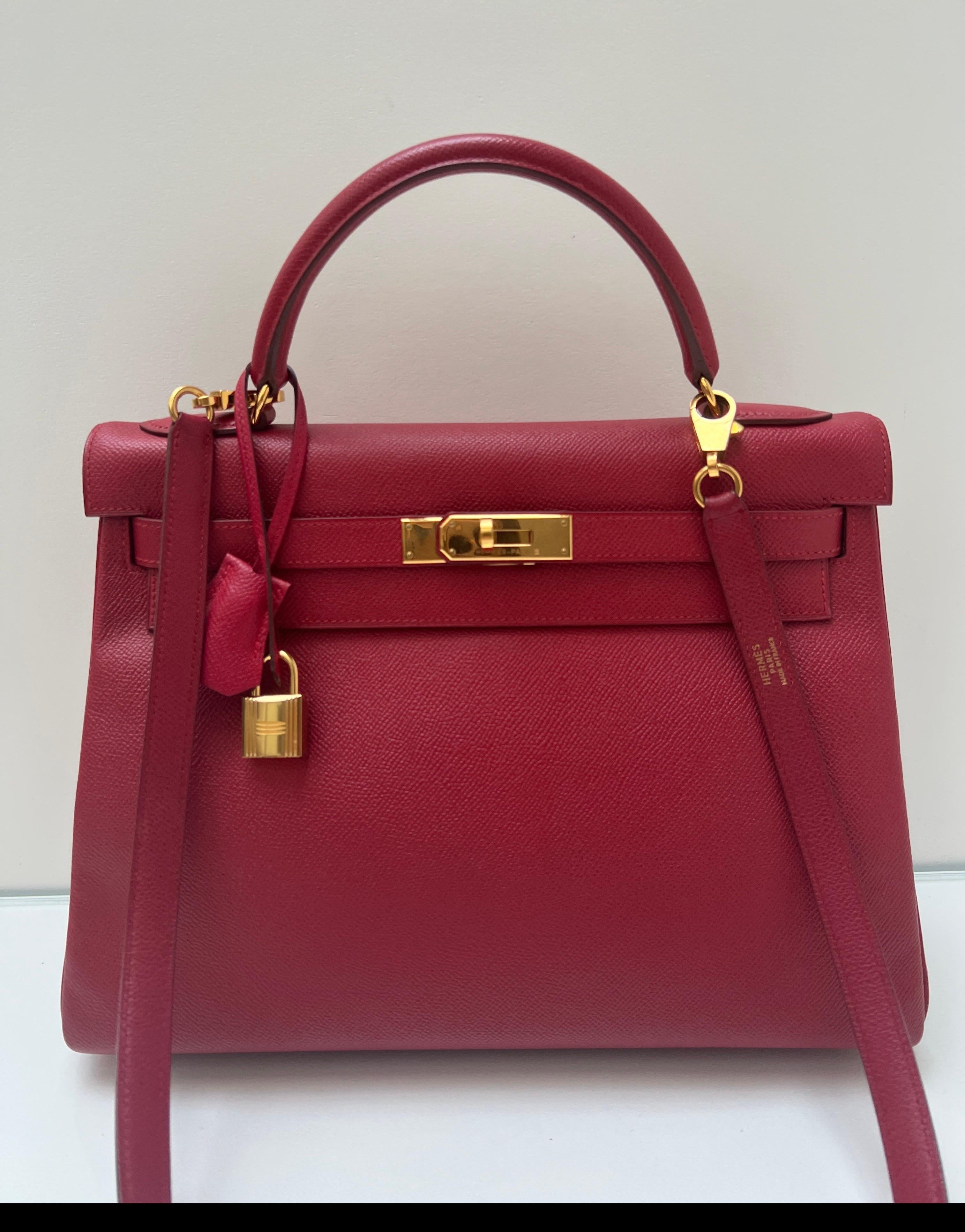 Borsa Kelly Hermes Rouge VIF 32. Splendido colore rosso Kelly con hardware dorato. Pelle di Courchevel. Kelly d'epoca in buone condizioni. Interni puliti. Include cinturino, clochette, lucchetto, chiavi e sacchetto antipolvere. Garanzia di