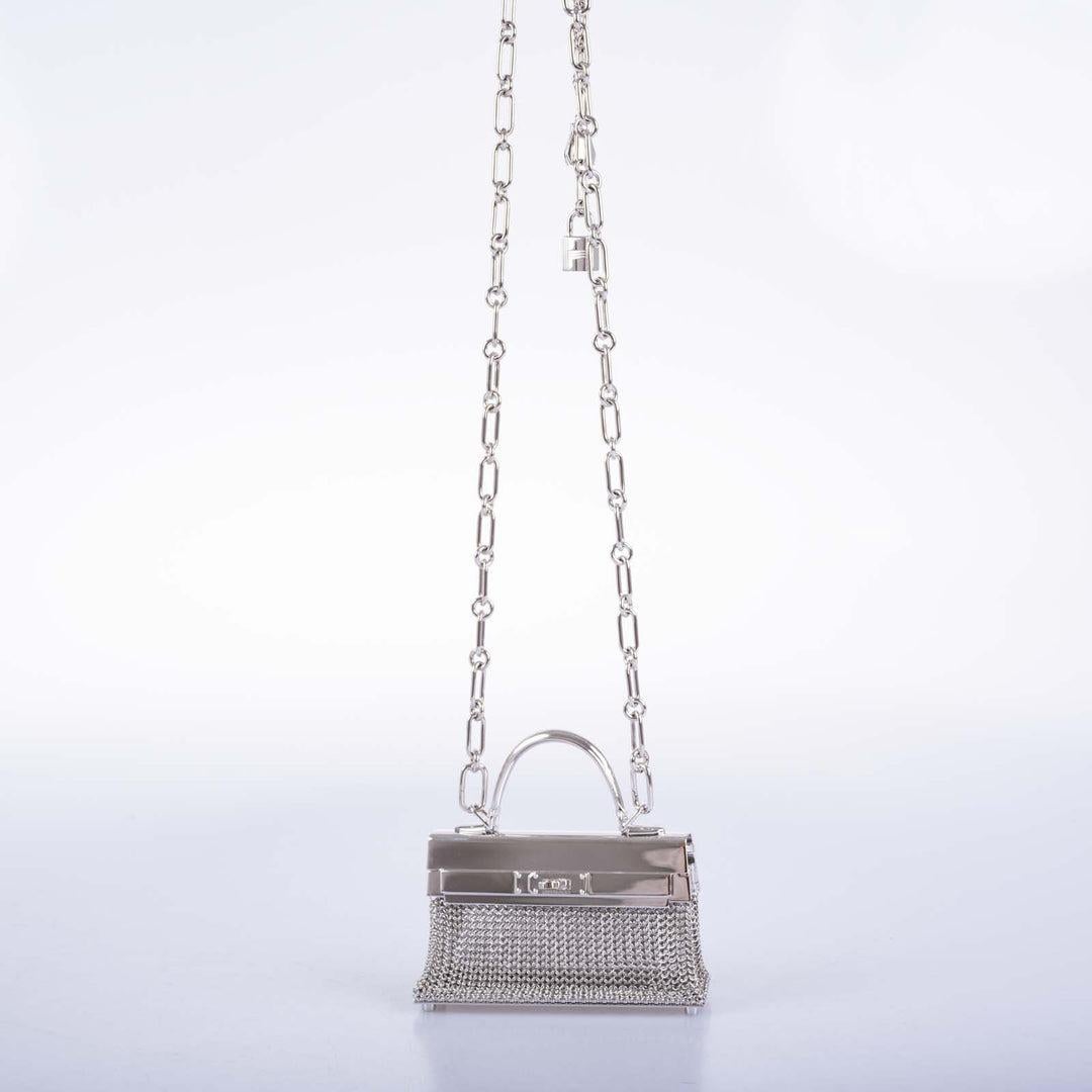 Hermès Kelly Sac Bijou Chaine en argent massif

En hommage au design complexe du sac Kelly, Hermès a réimaginé ses éléments caractéristiques dans une collection de joaillerie, Kellymorphose. Réalisée en or rose, spinelle, or blanc, argent massif et