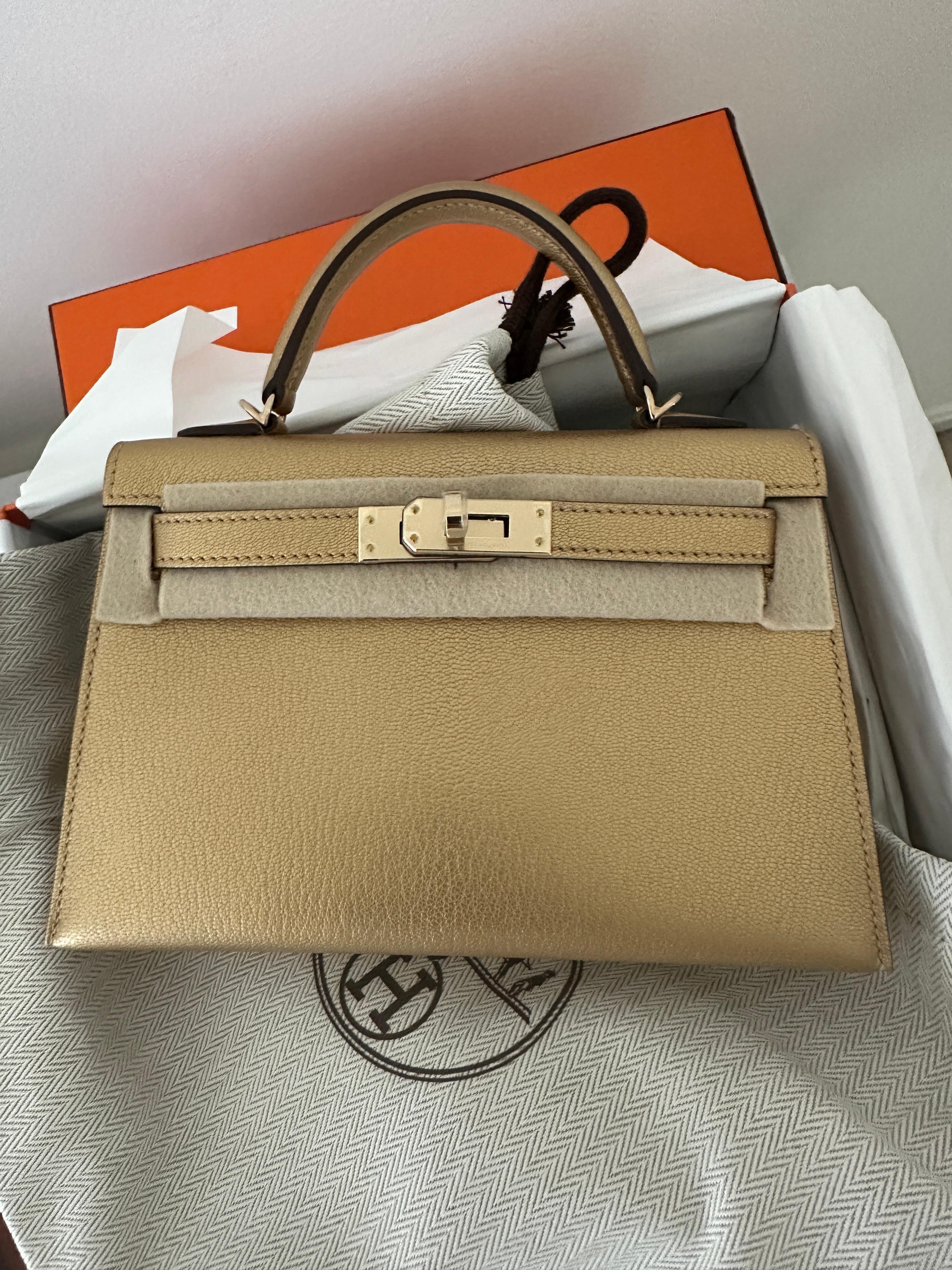 Hermès
Kelly 20cm
Très très limité.
Un or métallique 
Vous ne vous verrez pas aller et venir avec ce sac !
Une pièce très spéciale pour le collectionneur avide.
Cette édition limitée de Rolle, dans le style Sellier, est en cuir Chamkilight Dore
