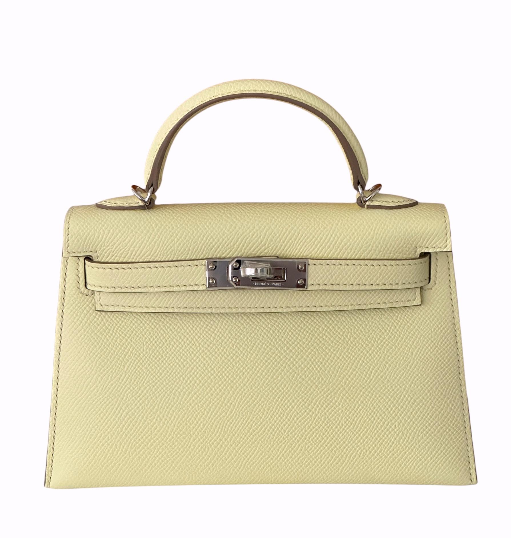 Hermès
Appelée la Mini Kelly
20cm 
Vient d'arriver de la boutique Hermès
Ce Kelly, dans le style Sellier, est dans la toute nouvelle couleur Jaune Milton, un cuir d'epsom jaune pastel avec des accessoires en palladium. Il est doté de coutures