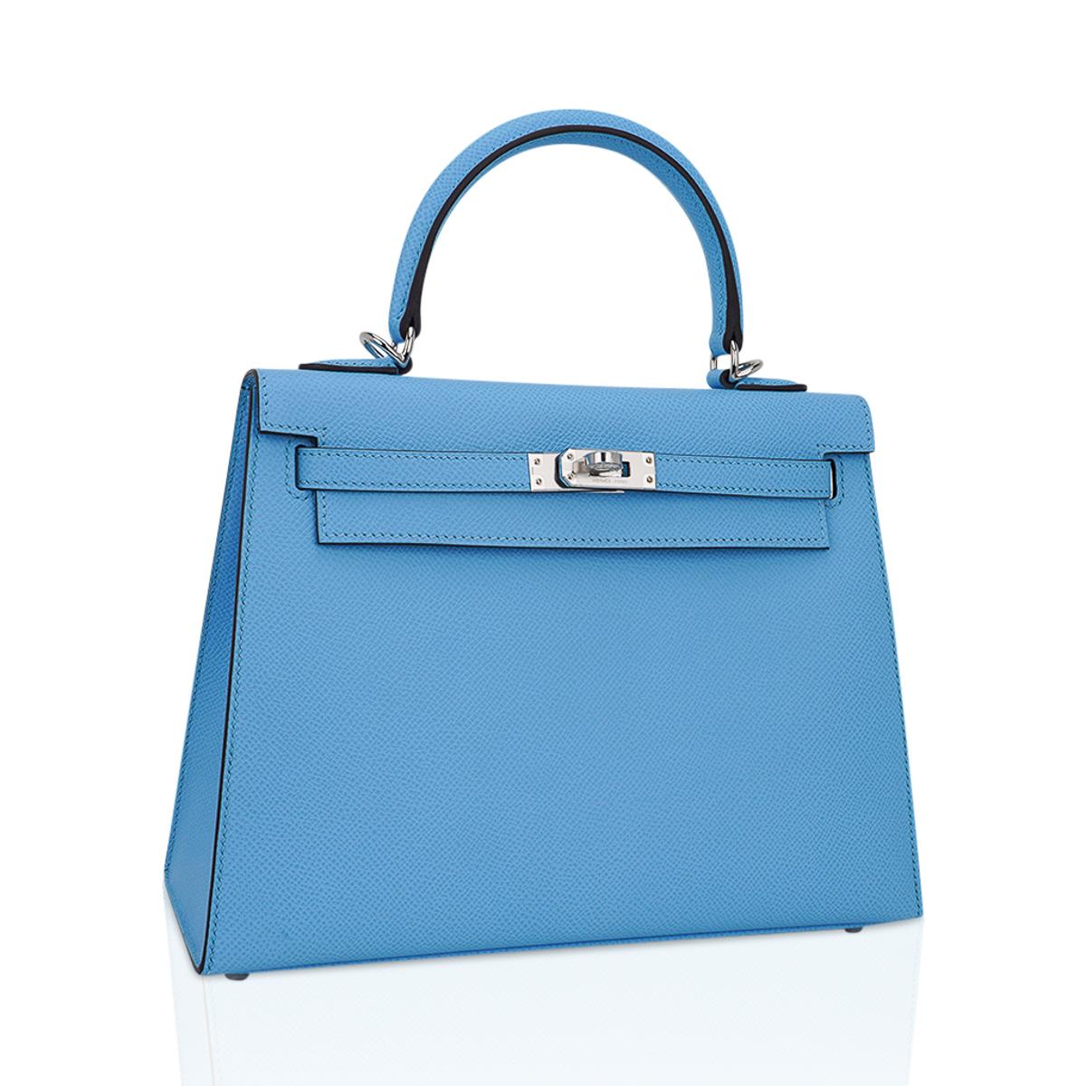 Mightychic offers an exquisite Hermes Kelly 25 Sellier bag featured in soft sky blue Bleu Celeste.
This beautiful Hermes Kelly bag colour is a beautiful year round neutral.
Accentuated with palladium hardware and epsom leather.
Comes with signature
