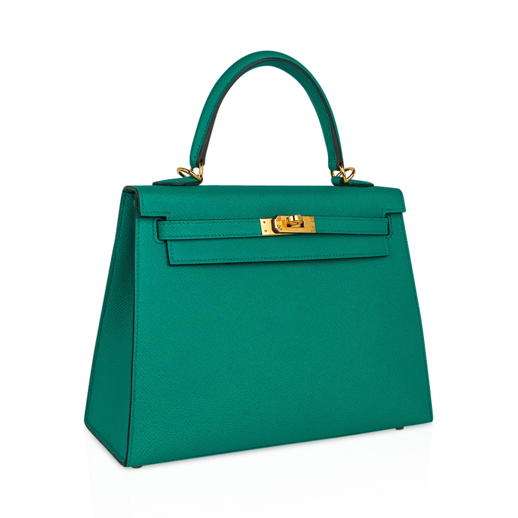 Mightychic offers an Hermes Kelly 25 bag Sellier featured in spectacular Jade.
This  beautiful Hermes green is fast becoming a collectors treasure.
Exquisite with gold hardware and epsom leather.
Epsom leather is known for to show rich saturated