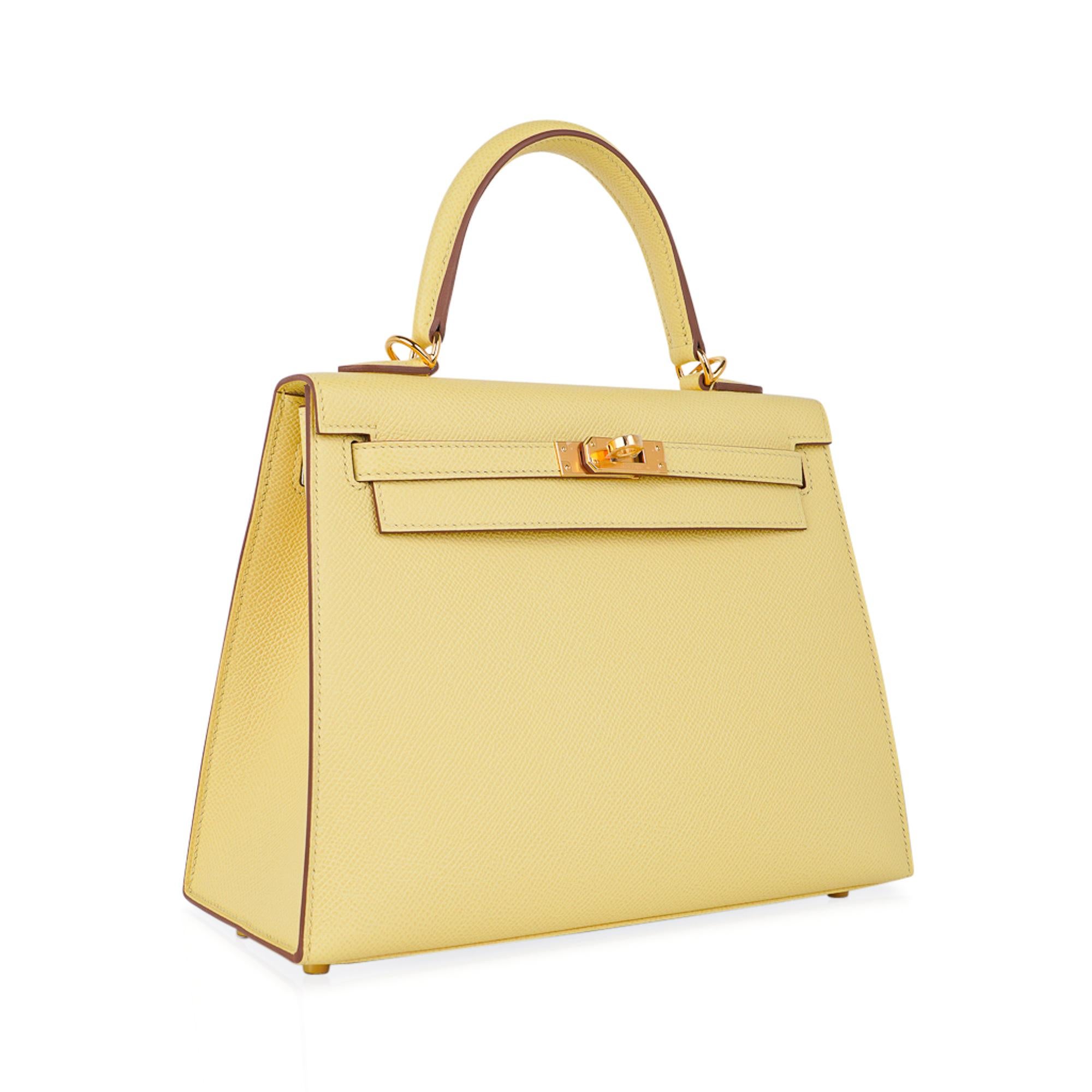 Hermes Kelly Sellier 25 Bag Jaune Poussin Gold Hardware Epsom Leather   In New Condition In Miami, FL