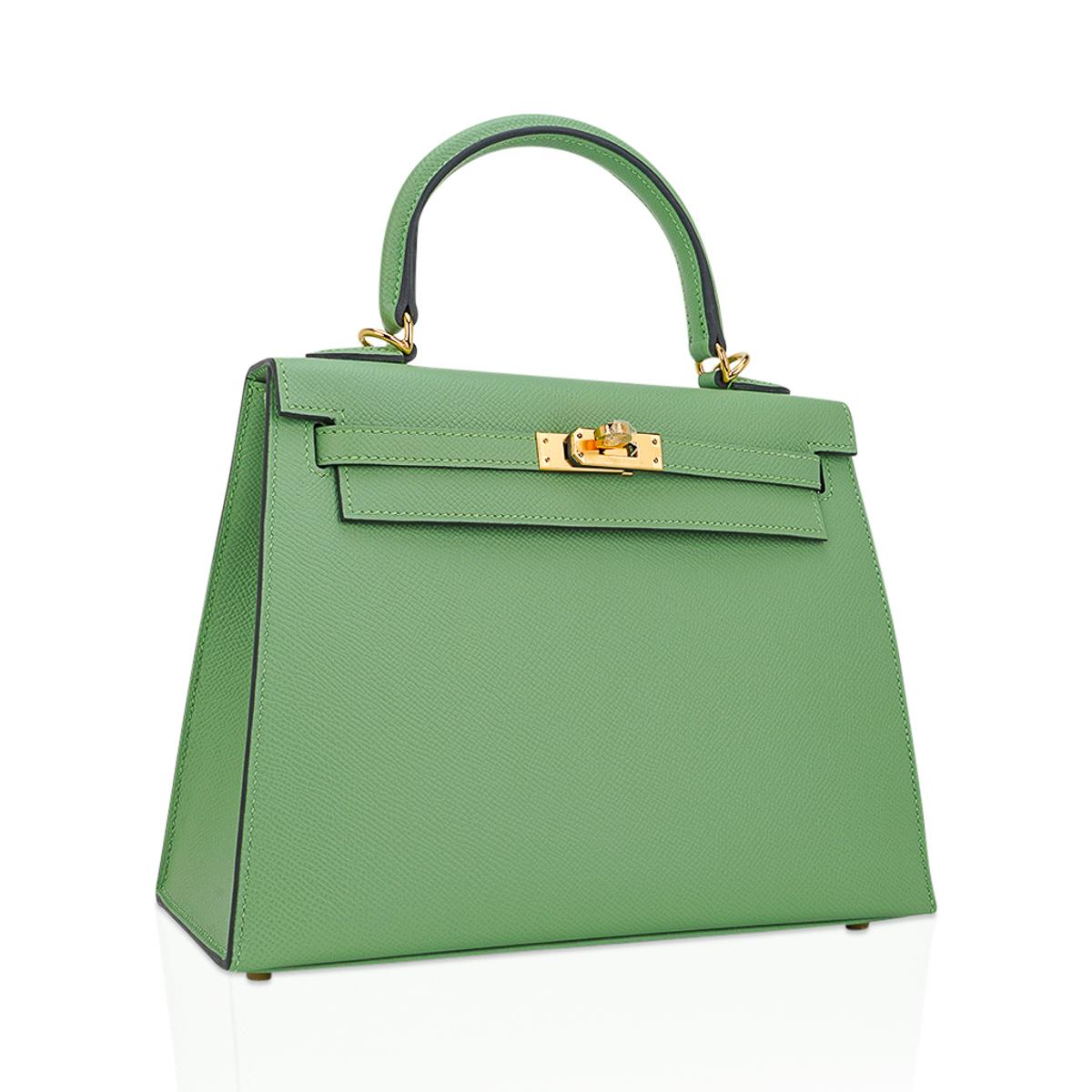 Mightychic offers an Hermes Kelly Sellier 25 bag featured in fresh Vert Criquet. 
Stunning Hermes light green that is absolutely neutral. 
Epsom leather accentuates colours beautifully as it saturates to perfection.
Luxurious with gold hardware.