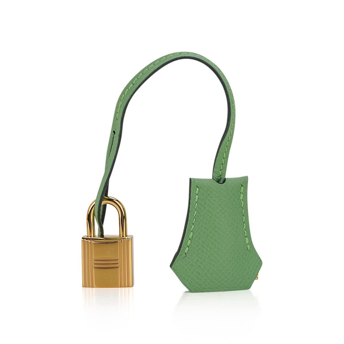 Hermes Kelly Sellier 25 Vert Criquet Bag Epsom Leather Gold Hardware  In New Condition For Sale In Miami, FL