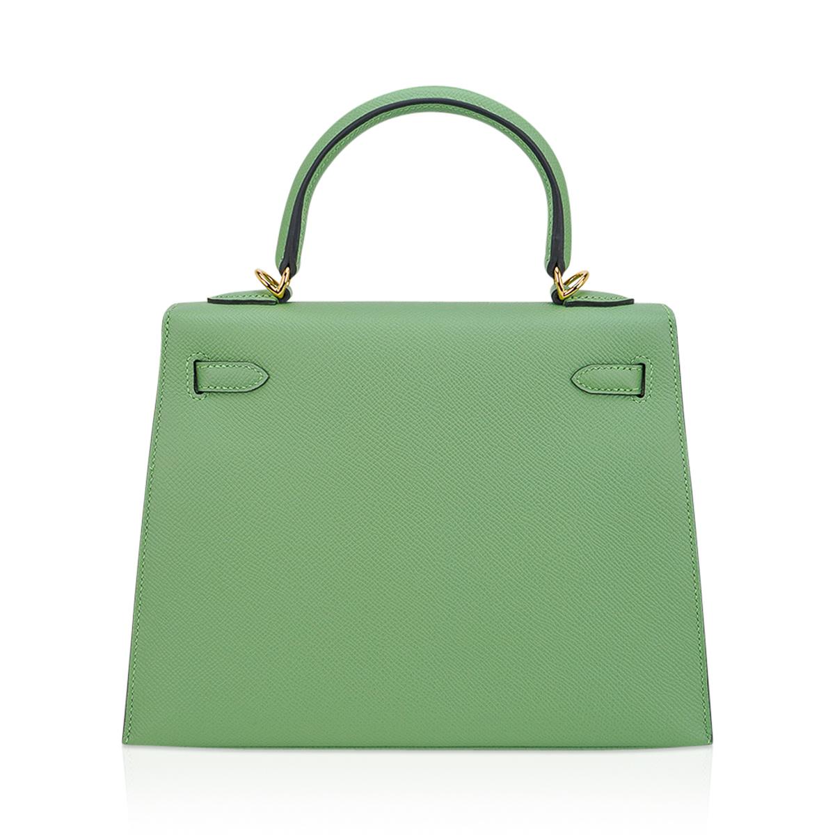 Women's Hermes Kelly Sellier 25 Vert Criquet Bag Epsom Leather Gold Hardware  For Sale