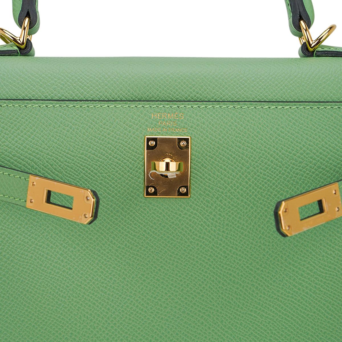 Hermes Kelly Sellier 25 Vert Criquet Bag Epsom Leather Gold Hardware  For Sale 2
