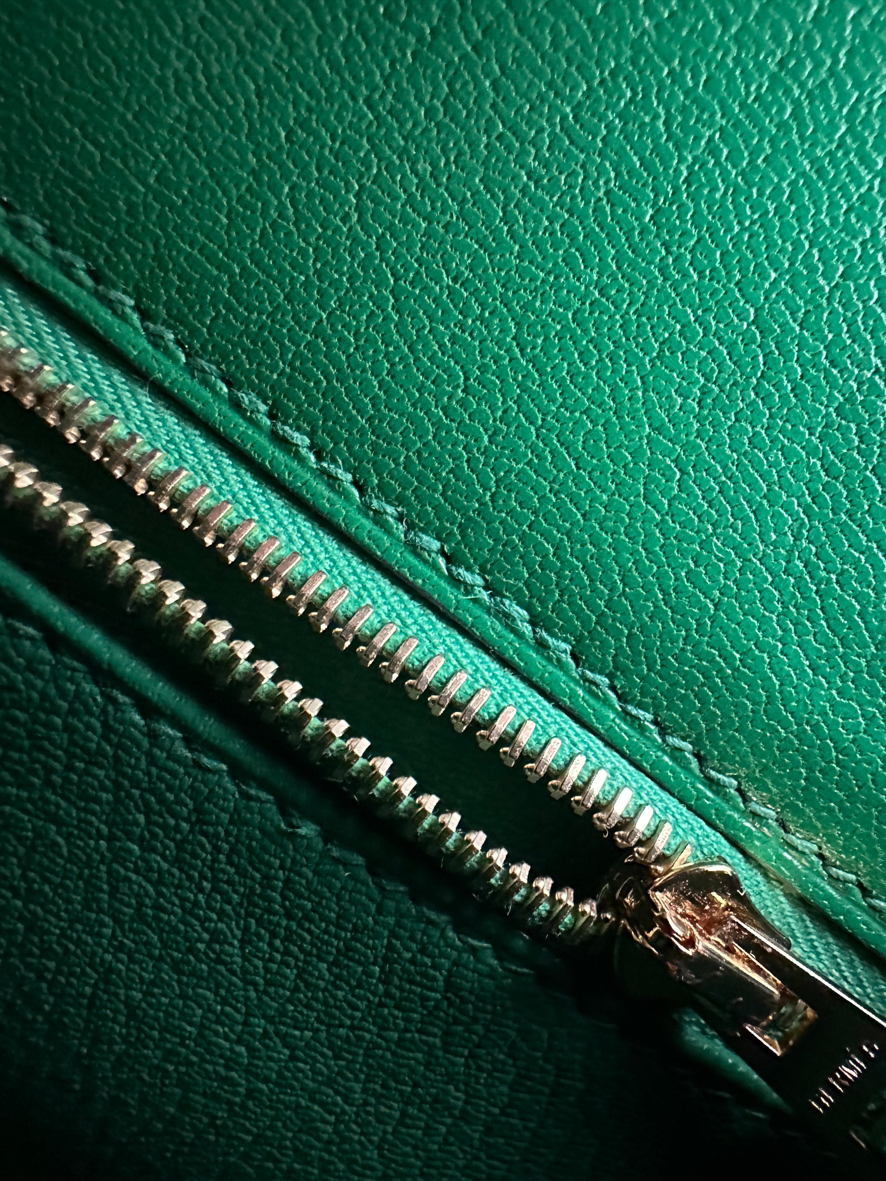 Guaranteed authentic Hermes Kelly 25 Sellier bag featured in stunning Bambou
The most popular green.
Leather is Chevre, one of the most collected leathers because of its durability 
The Hermes Kelly 25 is a  handbag from the French luxury brand