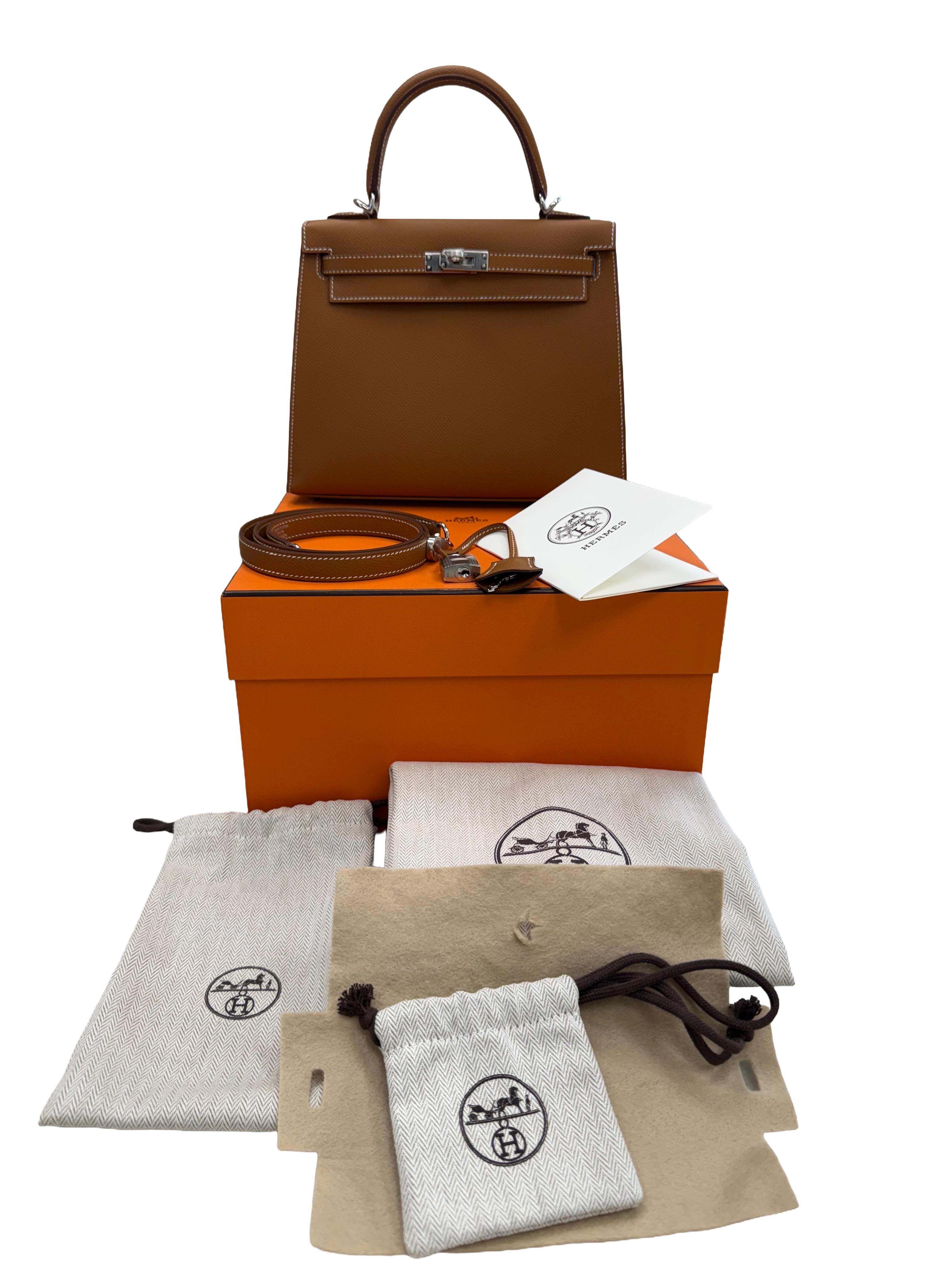This Kelly, in the Sellier style, is in Gold Epsom leather with palladium hardware, has contrast stitching, two straps with front toggle closure, a clochette with lock and two keys, a single rolled handle, and a removable shoulder strap. The
