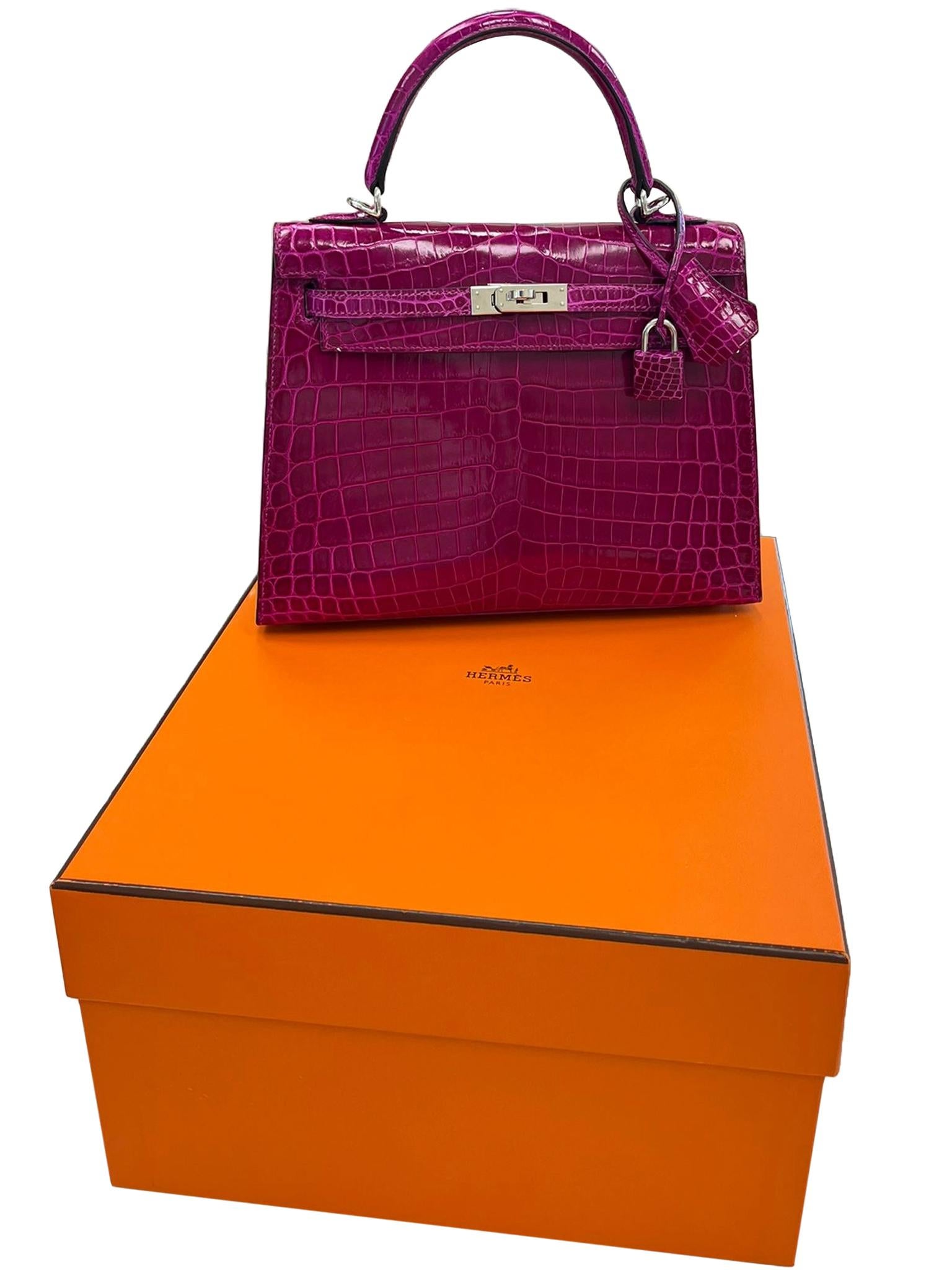 Hermes Kelly Sellier 25 Rose Pourpre Shiny Niloticus Crocodile Palladium Excellent état - En vente à Aventura, FL