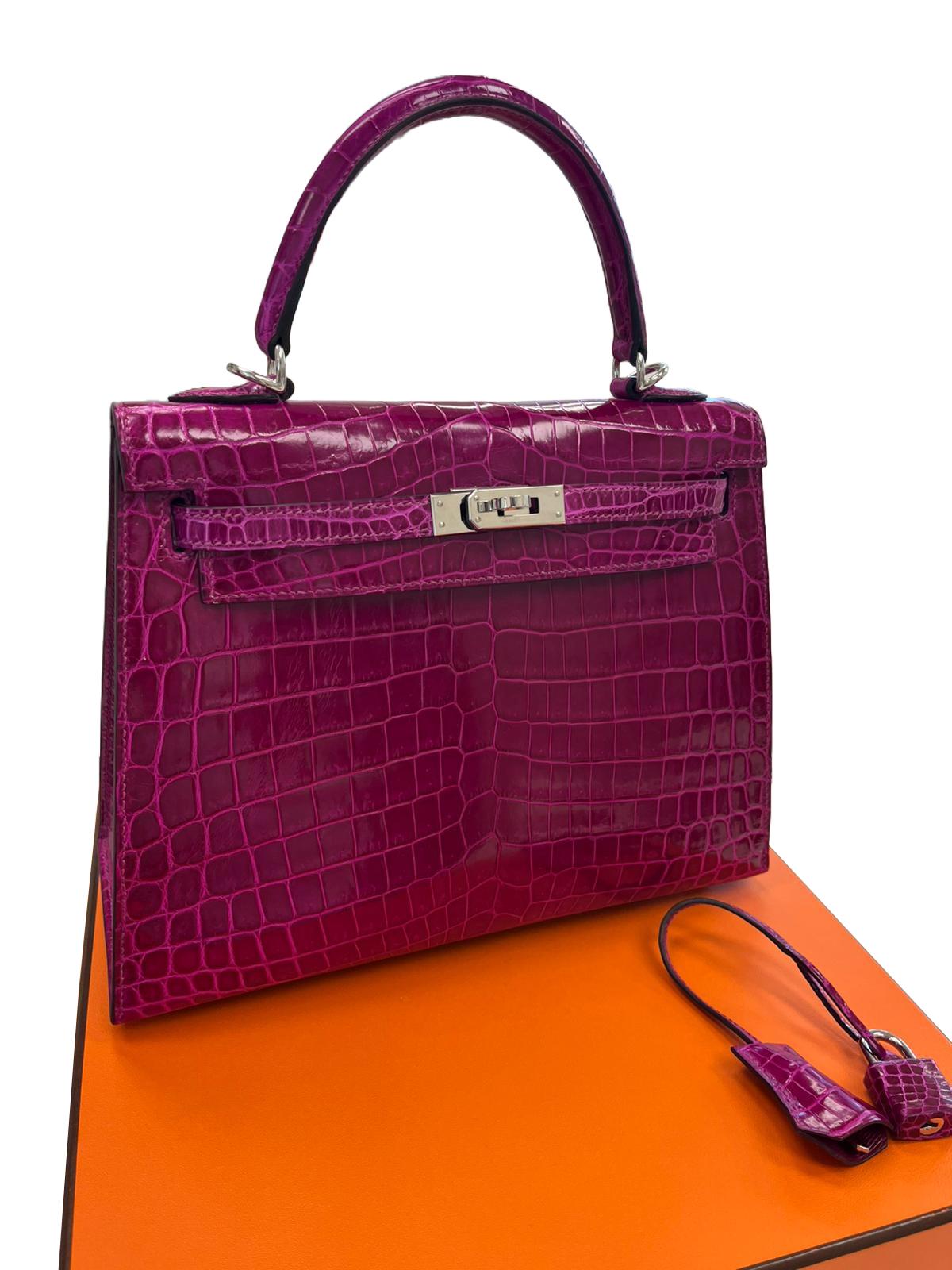 Hermes Kelly Sellier 25 Rose Pourpre Shiny Niloticus Crocodile Palladium en vente 1