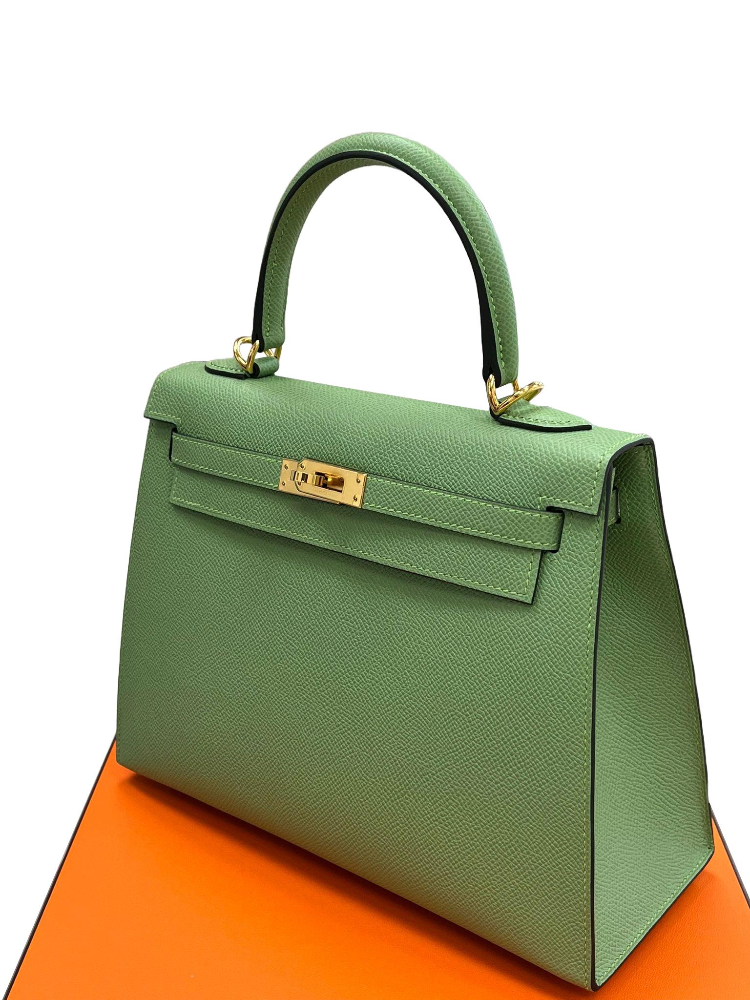 Hermès Kelly Sellier 25 Vert Criquet Epsom Leather Gold Hardware Handbag For Sale 10