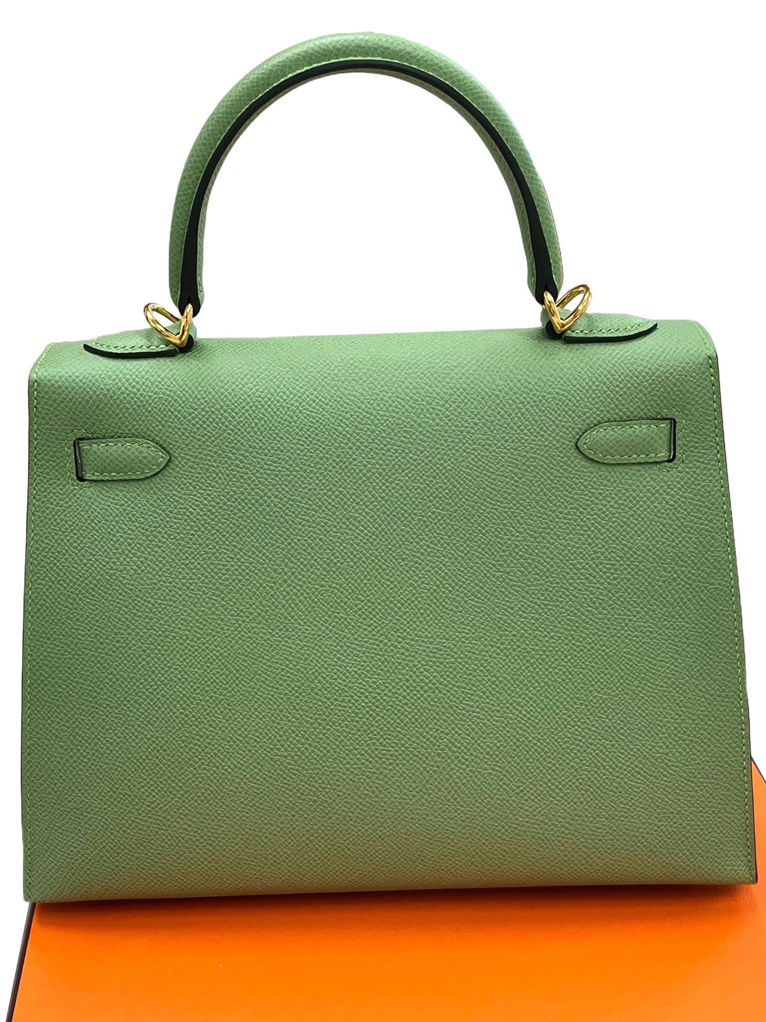 Hermès Kelly Sellier 25 Vert Criquet Epsom Leather Gold Hardware Handbag For Sale 11
