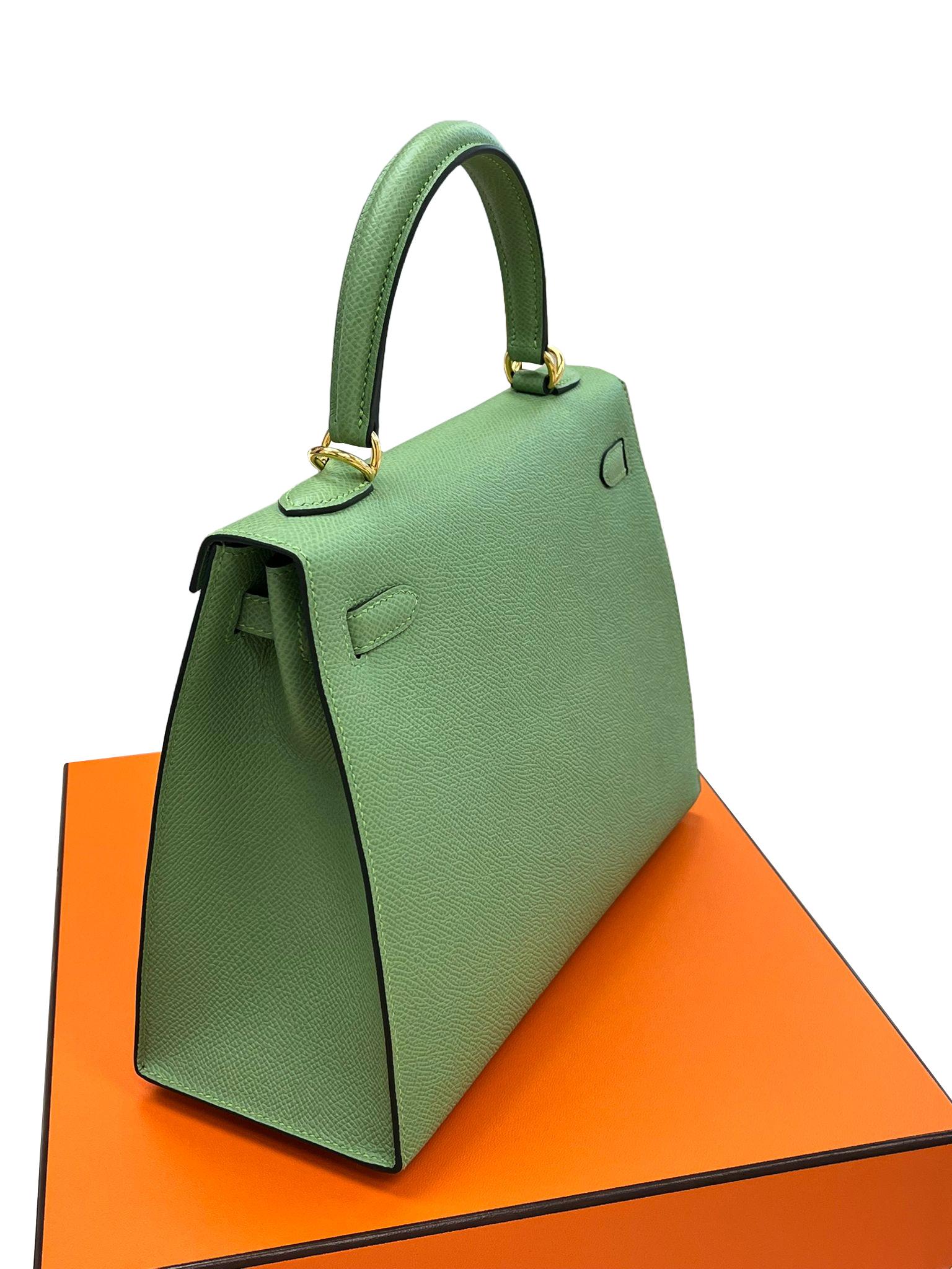 Hermès Kelly Sellier 25 Vert Criquet Epsom Leather Gold Hardware Handbag For Sale 12