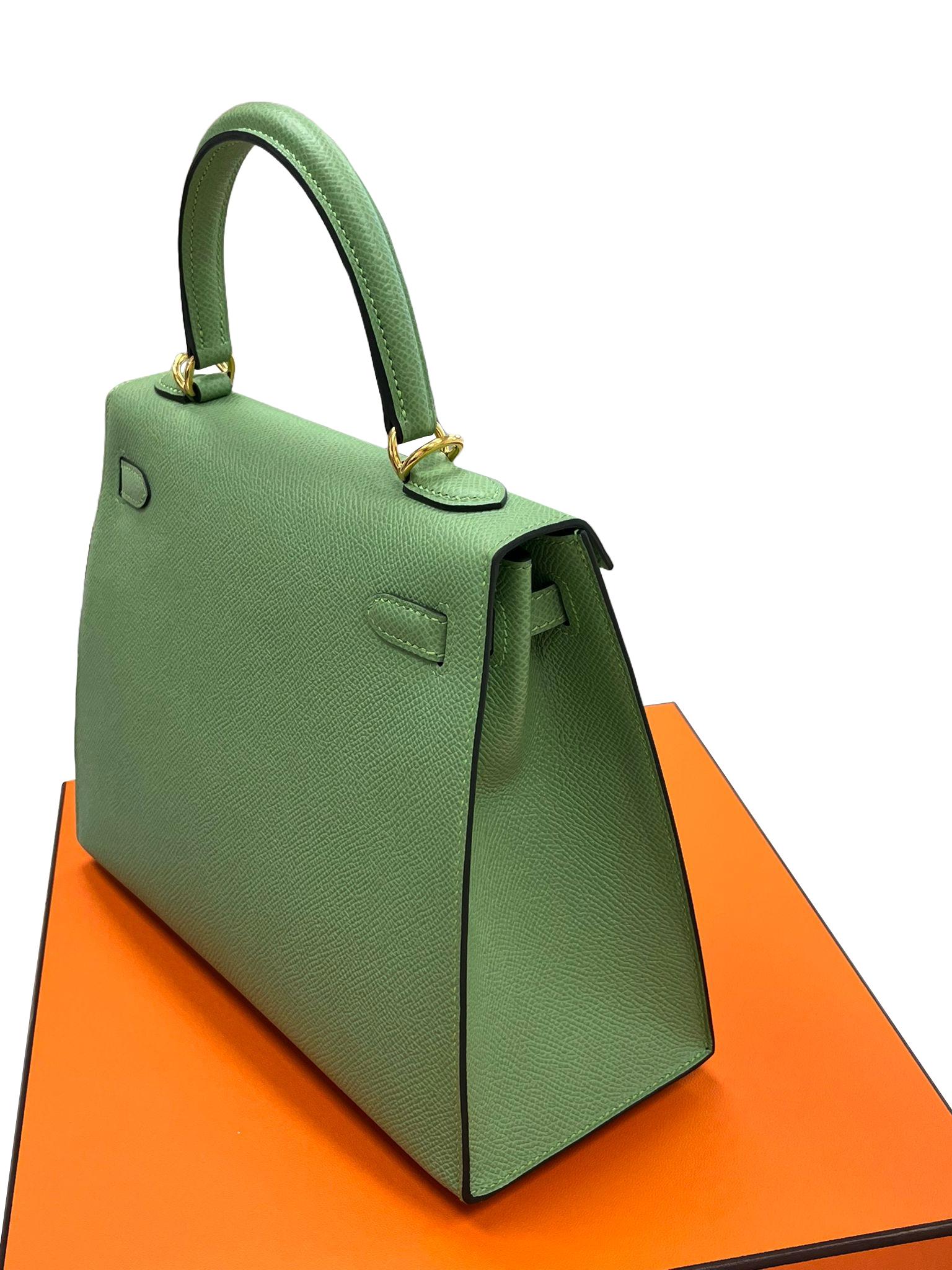 Hermès Kelly Sellier 25 Vert Criquet Epsom Leather Gold Hardware Handbag For Sale 13