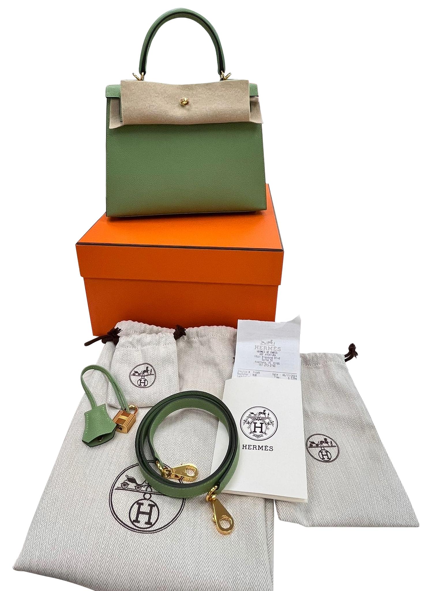 This Kelly, in the Sellier style, is in Vert Criquet epsom leather with gold hardware and has tonal stitching, two straps with front toggle closure, clochette with lock and two keys, single rolled handle and removable shoulder strap. The interior is