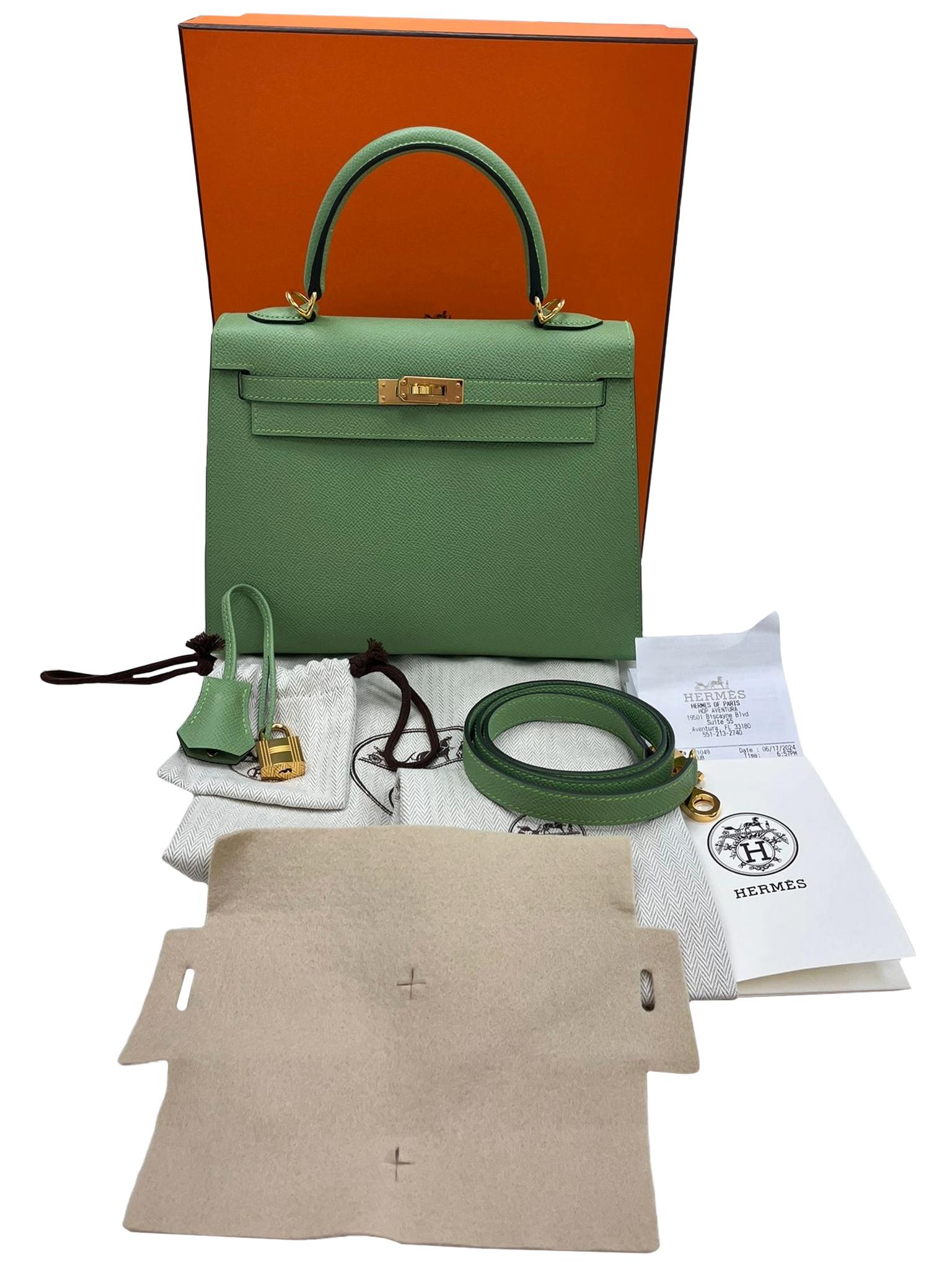 Gray Hermès Kelly Sellier 25 Vert Criquet Epsom Leather Gold Hardware Handbag For Sale