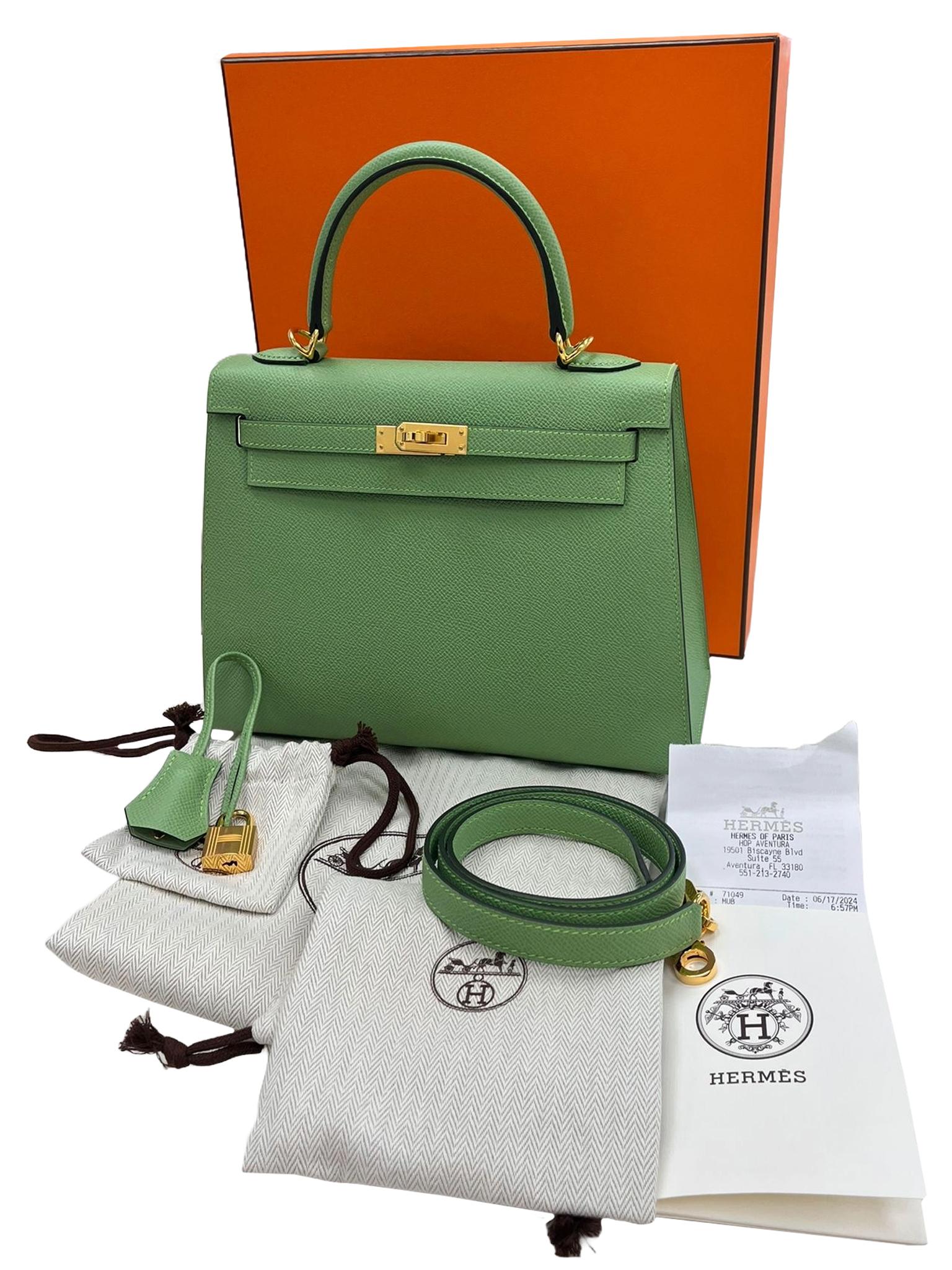 Hermès Kelly Sellier 25 Vert Criquet Epsom Leather Gold Hardware Handbag In New Condition For Sale In Aventura, FL
