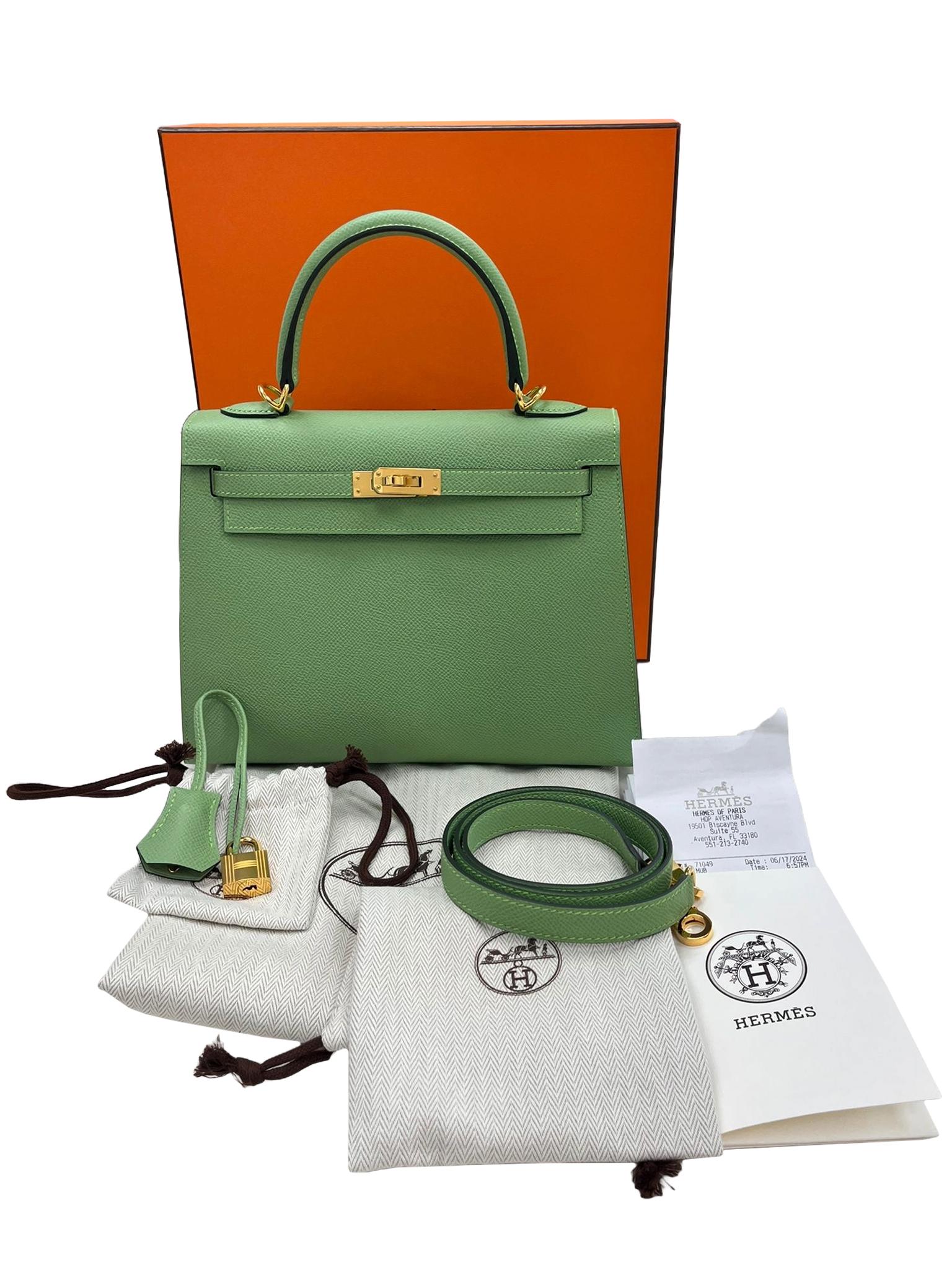Women's Hermès Kelly Sellier 25 Vert Criquet Epsom Leather Gold Hardware Handbag For Sale