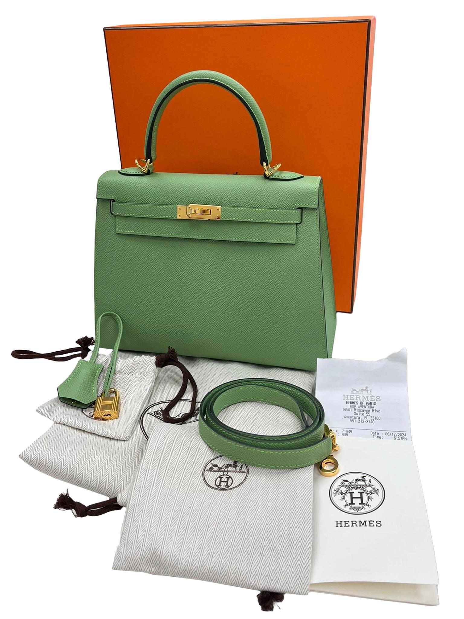 Hermès Kelly Sellier 25 Vert Criquet Epsom Leather Gold Hardware Handbag For Sale 1