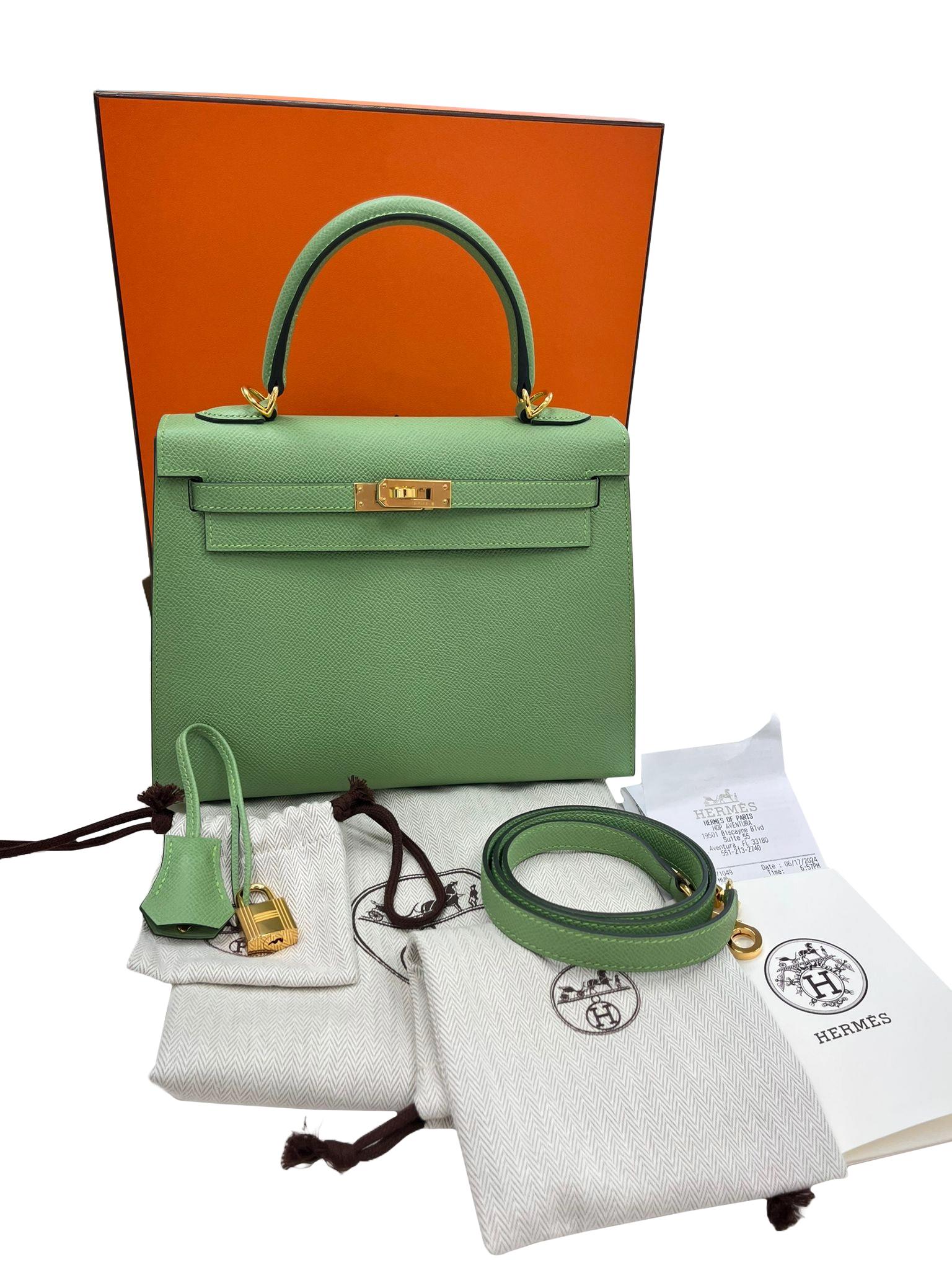 Hermès Kelly Sellier 25 Vert Criquet Epsom Leather Gold Hardware Handbag For Sale 2