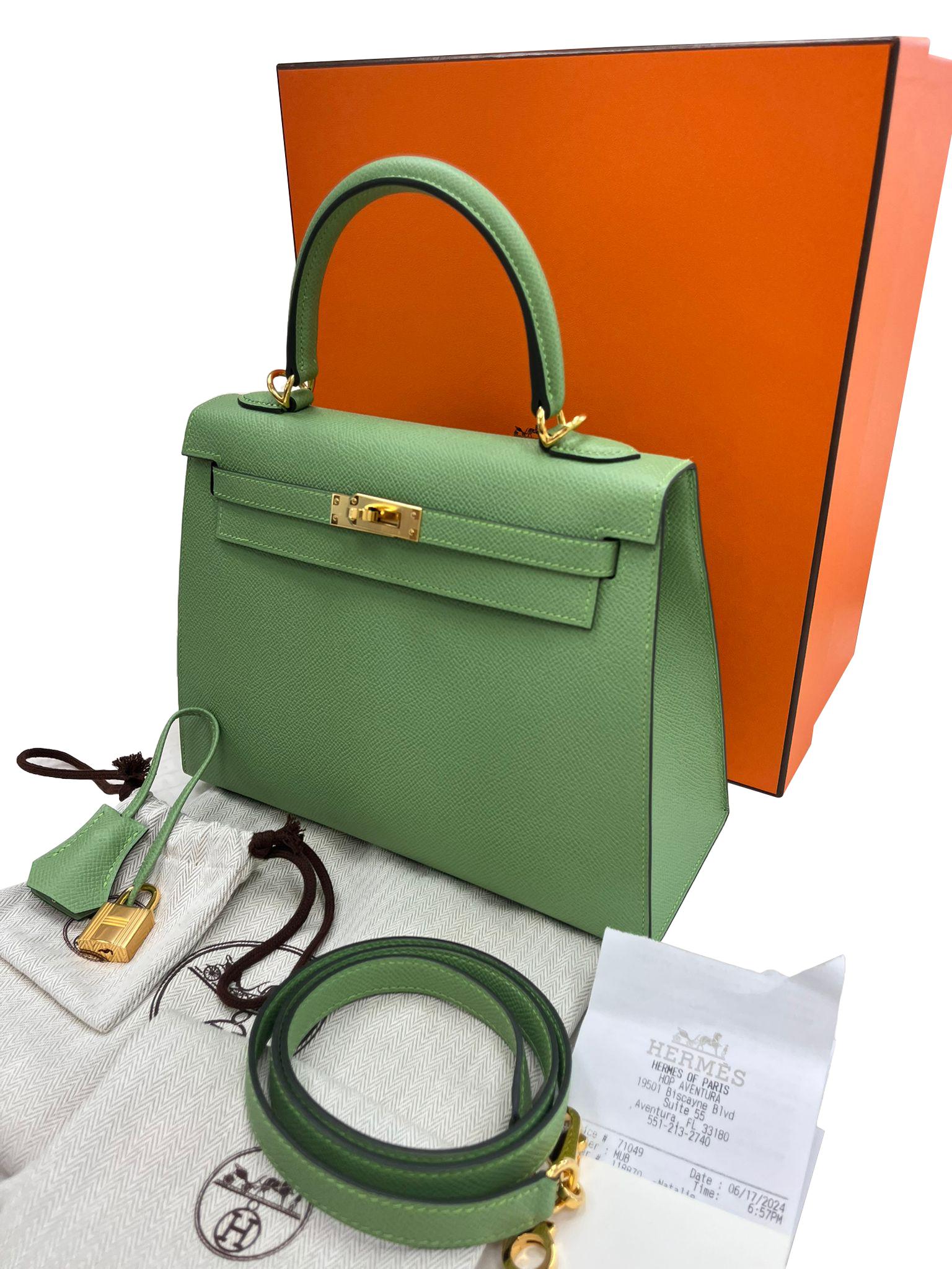 Hermès Kelly Sellier 25 Vert Criquet Epsom Leather Gold Hardware Handbag For Sale 4