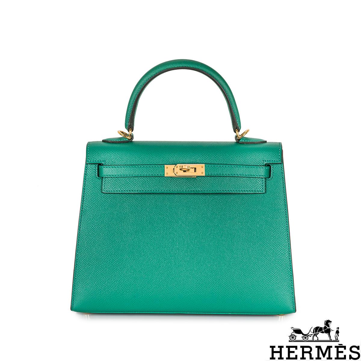 Eine wunderschöne Hermès 25cm Kelly Tasche. Das Äußere dieser Kelly ist im Sellier-Stil in Vert Verone Veau Epsom-Leder gehalten. Das Vert Verone Epsom Leder wird durch goldfarbene Beschläge und tonale Nähte ergänzt. Sie verfügt über einen