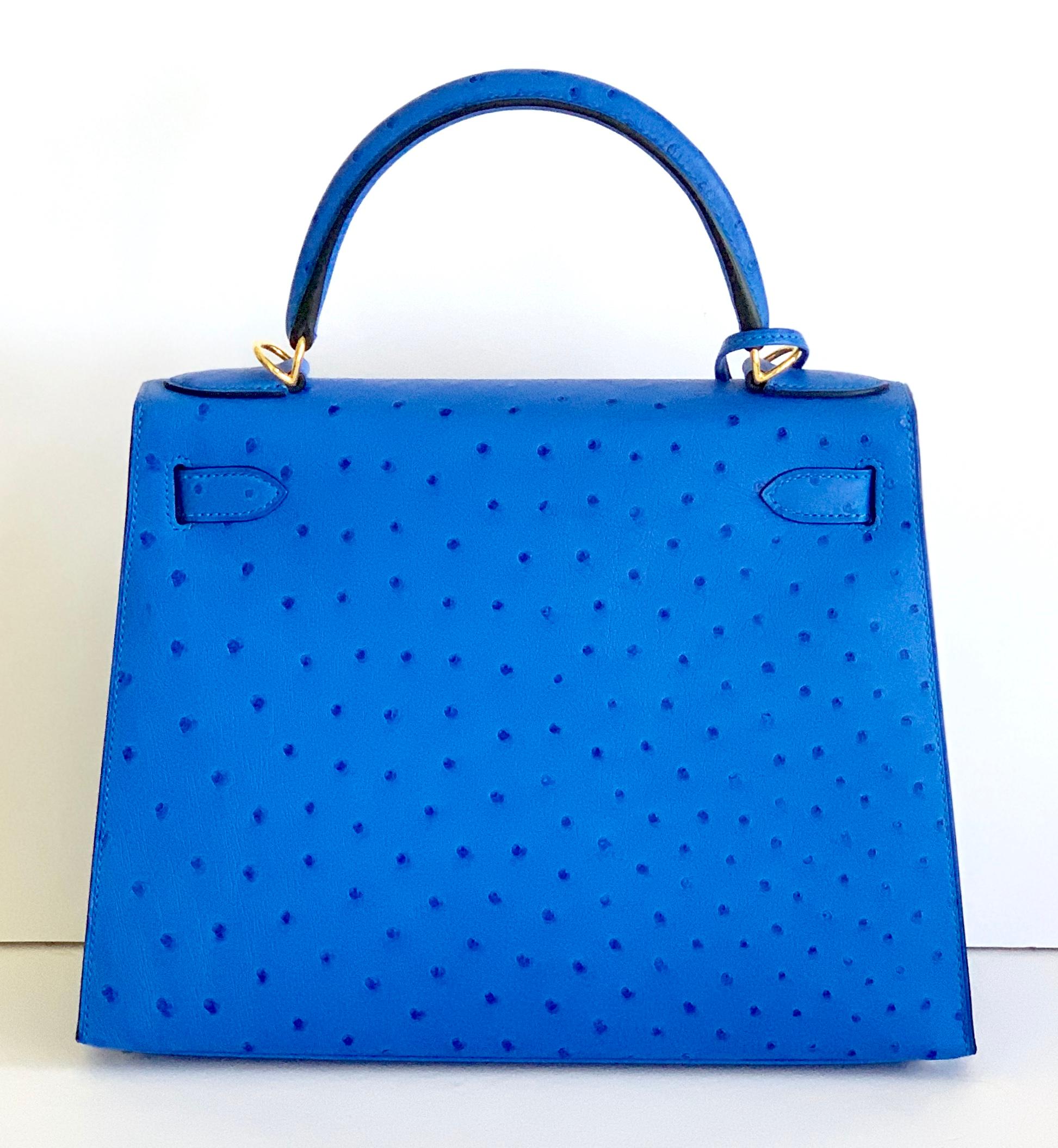 Hermes Bleuete Bright Blue  Sellier Kelly 28cm of Ostrich with gold hardware.
Plastic on the hardware

This Kelly has tonal stitching, a front toggle closure, a clochette with lock and two keys and a single rolled handle.

The interior is lined with