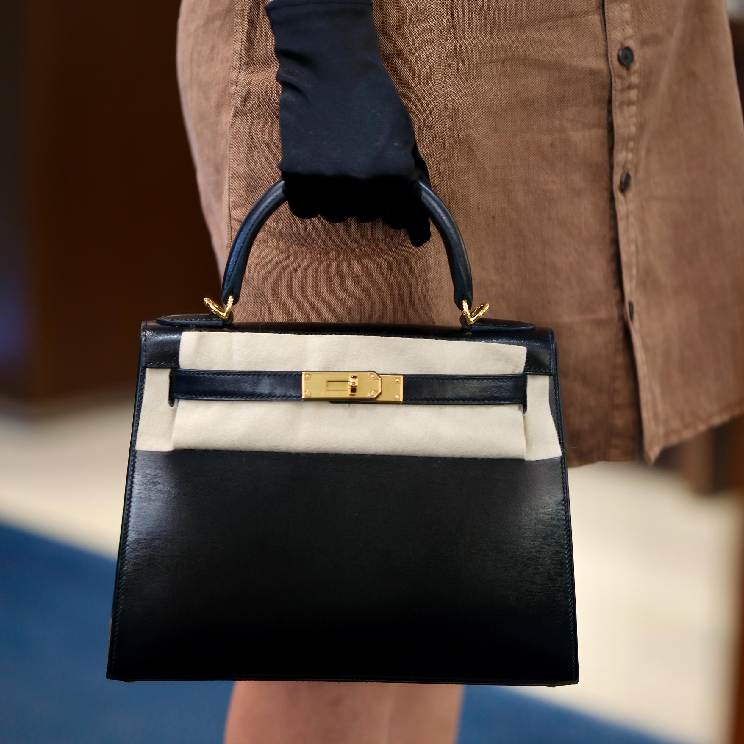 Noir Hermes Kelly Sellier 28 Boîte noire en cuir de veau, avec accessoires en or en vente