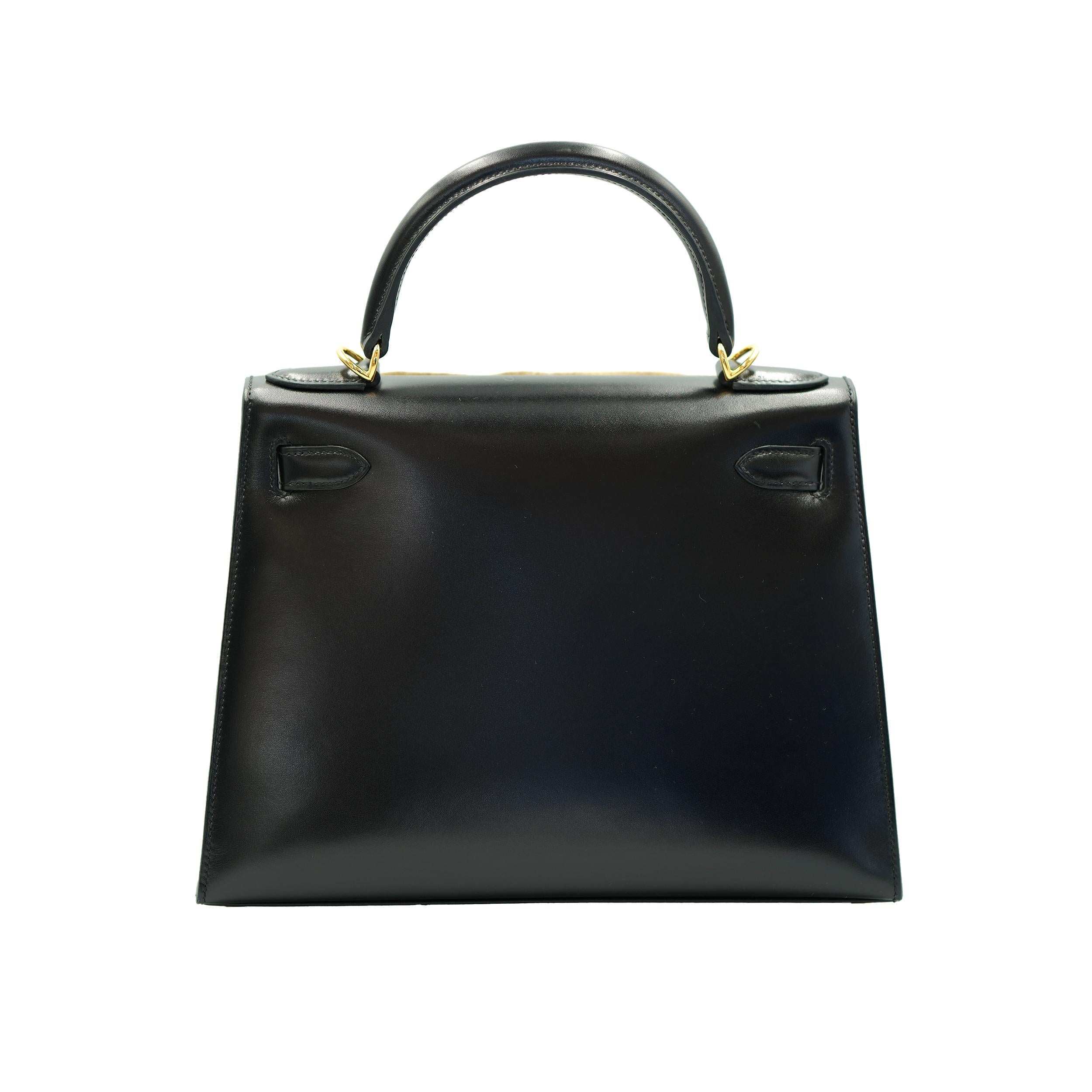 Hermes Kelly Sellier 28 Boîte noire en cuir de veau, avec accessoires en or Pour femmes en vente