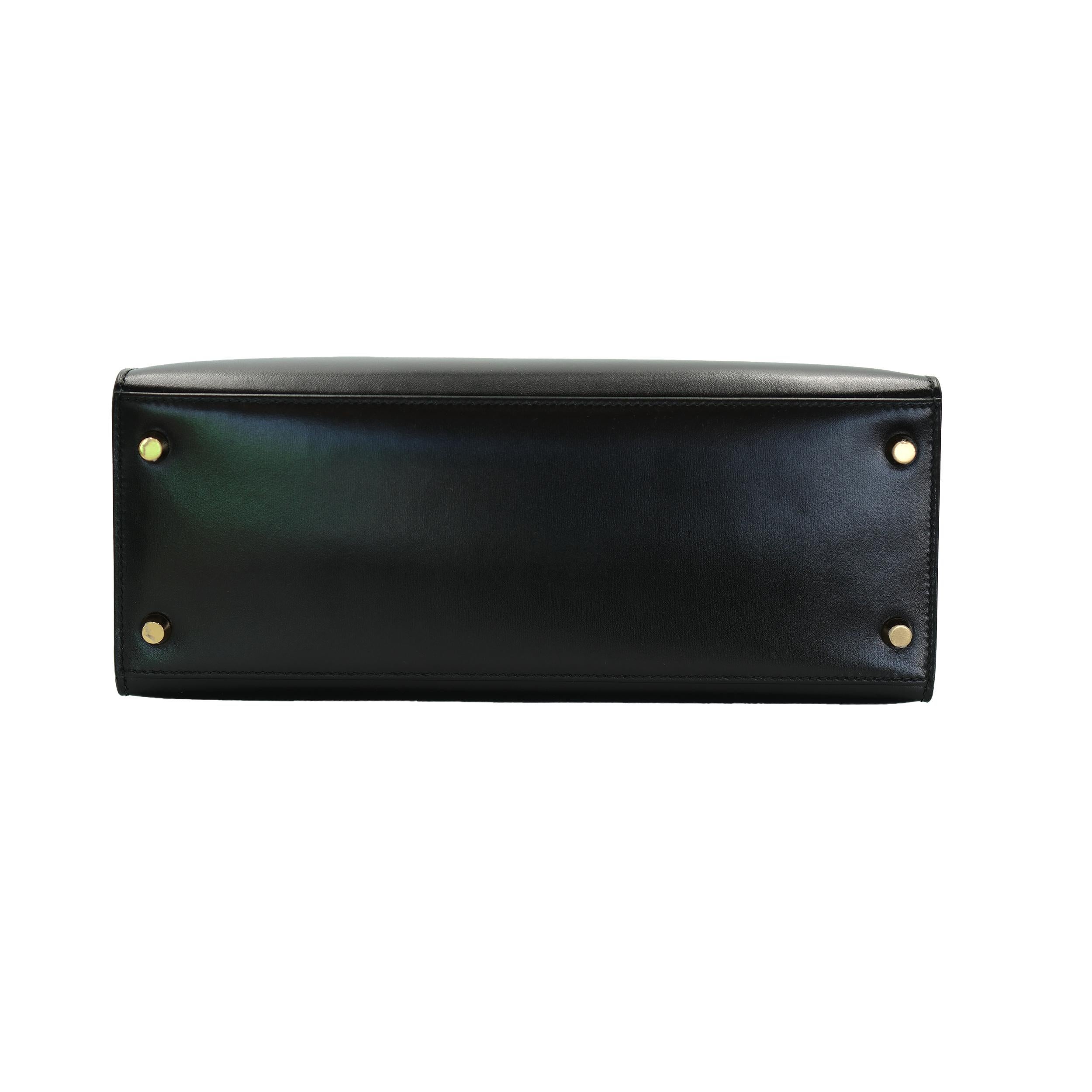 Hermes Kelly Sellier 28 Boîte noire en cuir de veau, avec accessoires en or en vente 1