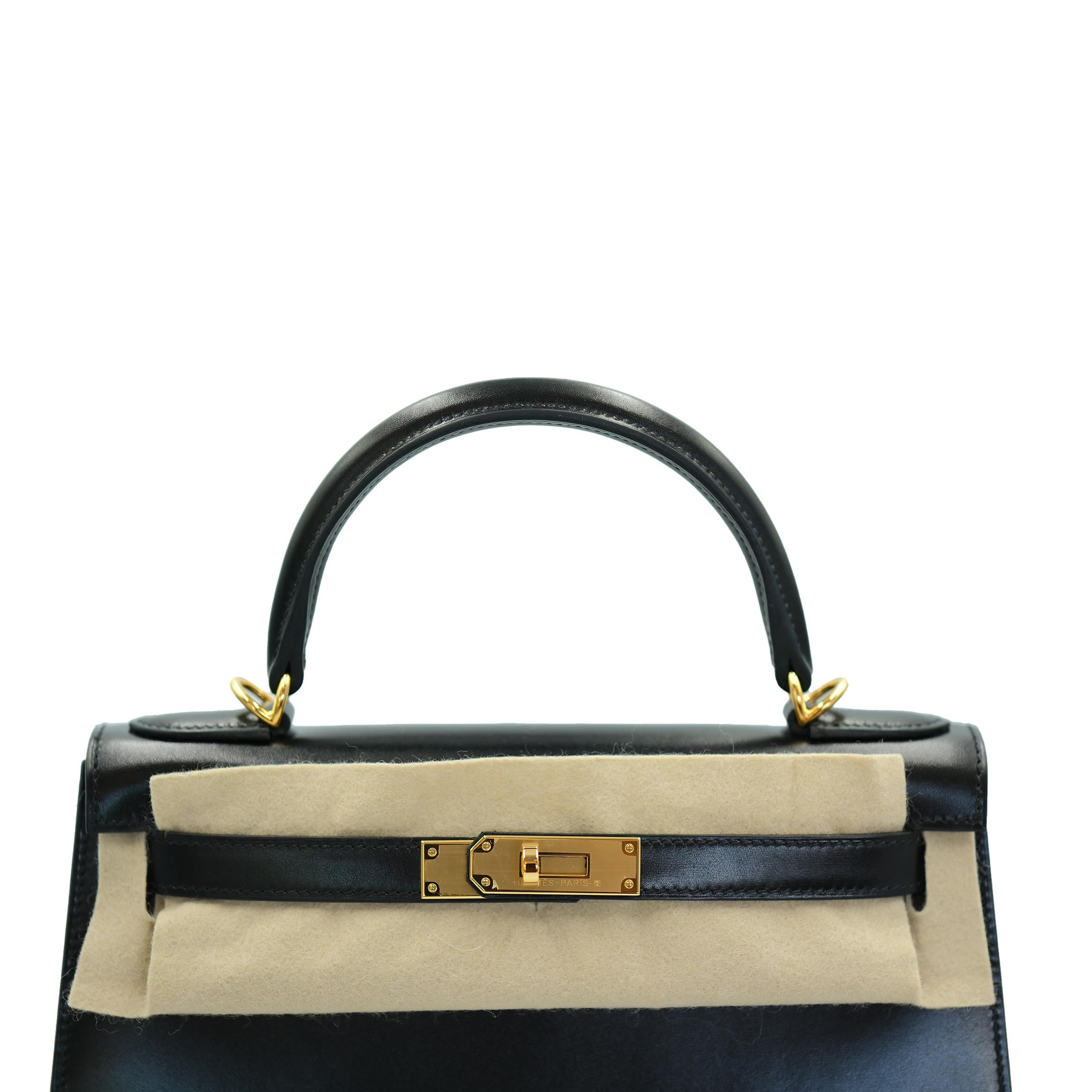 Hermes Kelly Sellier 28 Boîte noire en cuir de veau, avec accessoires en or en vente 2