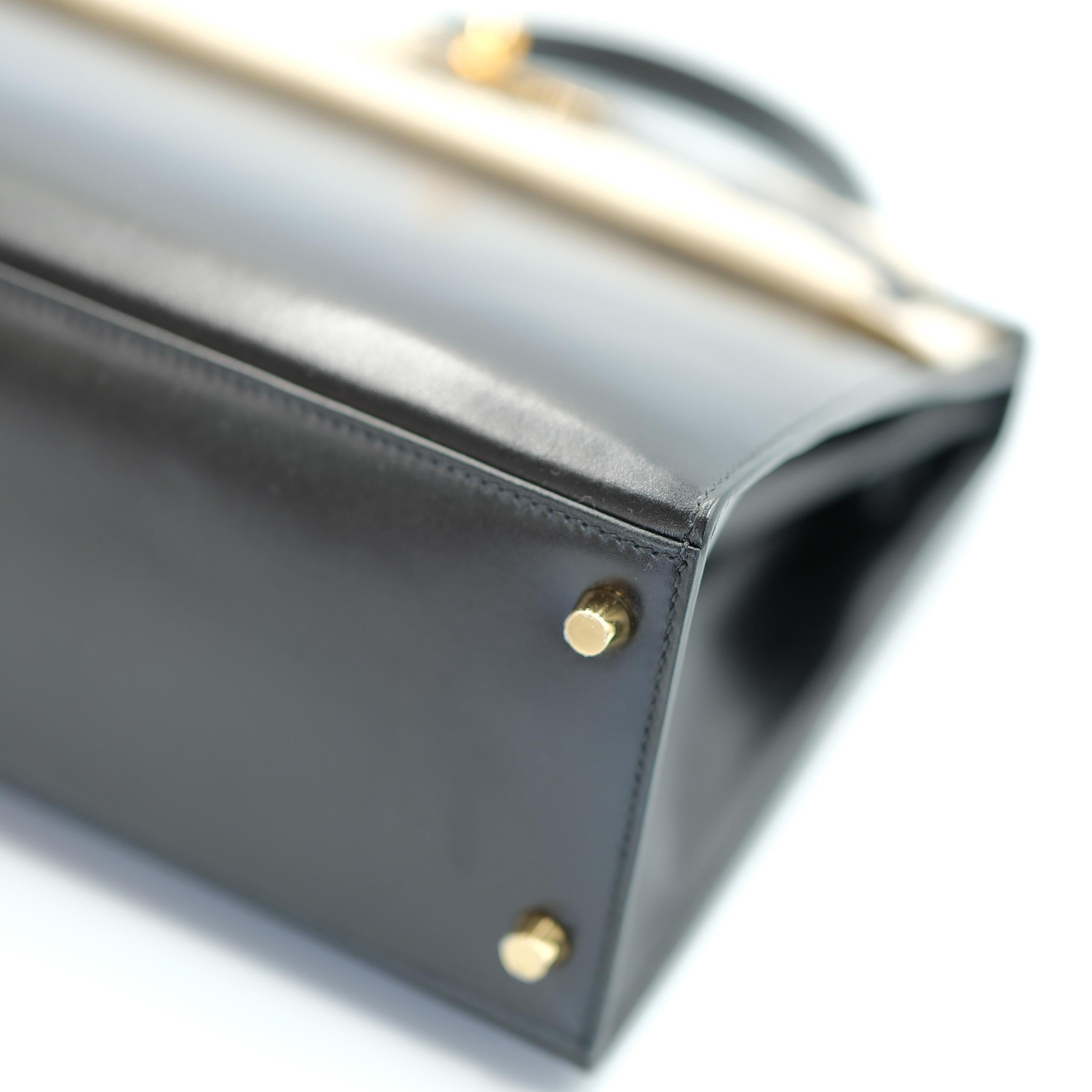 Hermes Kelly Sellier 28 Boîte noire en cuir de veau, avec accessoires en or en vente 3