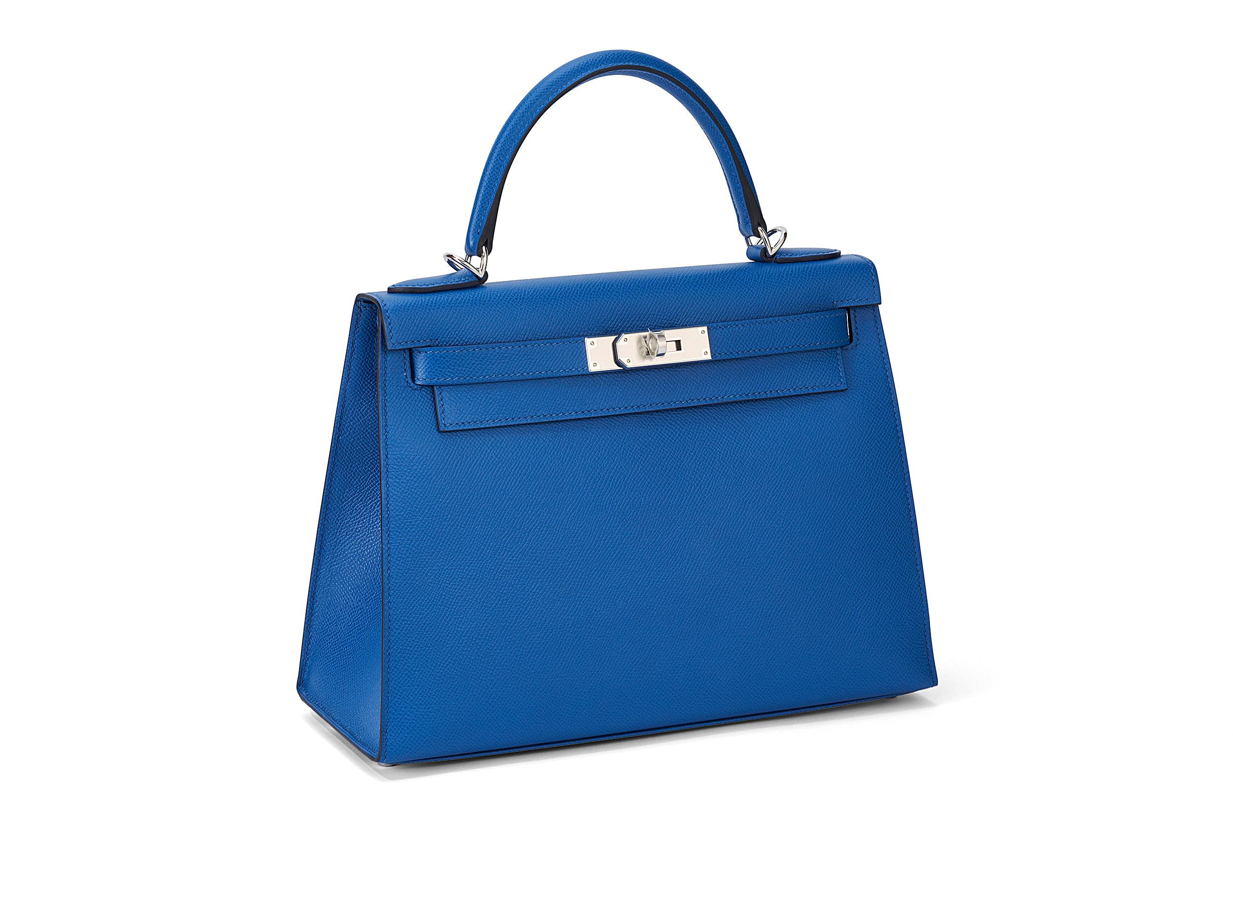 Hermès Kelly Sellier 28 en bleu france et cuir d'epsom avec des ferrures en palladium. Le sac n'a pas été porté et est livré dans son intégralité, avec le reçu original. 

Timbre Z (2021) 

