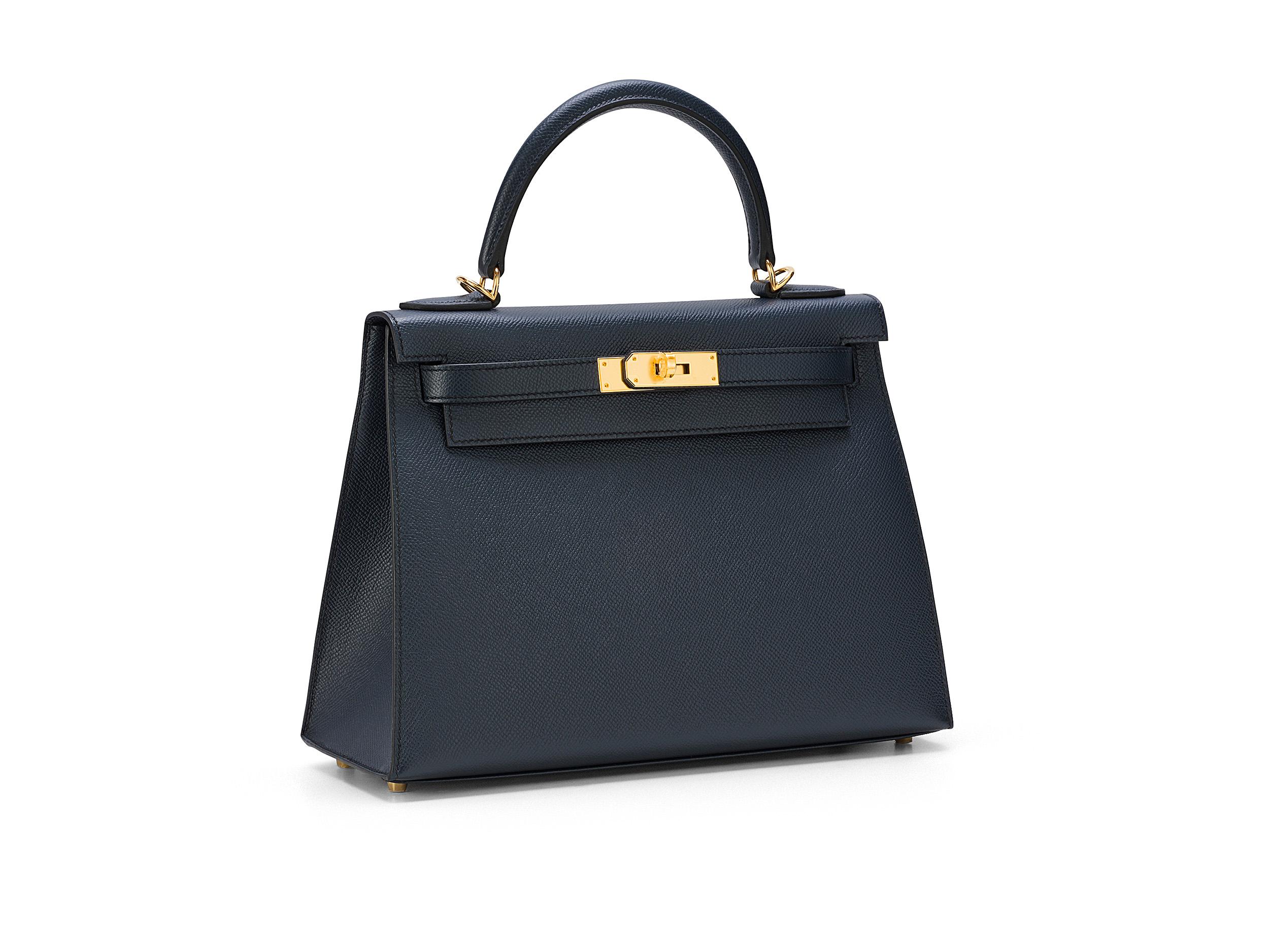 Hermès Kelly Sellier 28 en piel azul índigo y epsom con herrajes dorados. La bolsa no se ha usado y se entrega completa, incluido el recibo original. 

Sello U (2022) 

